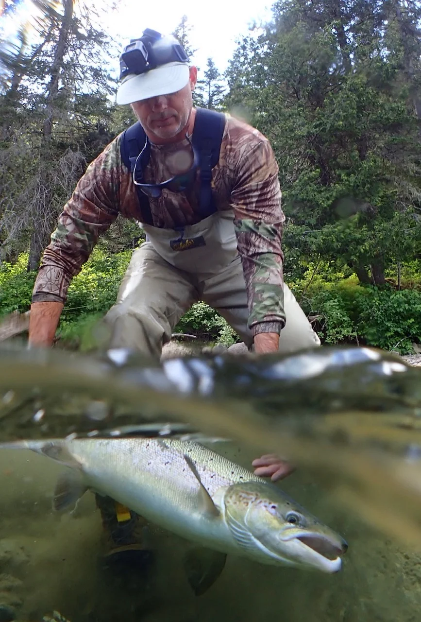 Shawn Kennedy remet dans la Bonaventure le beau saumon qu’il a capturé. Belle prise, Shawn!