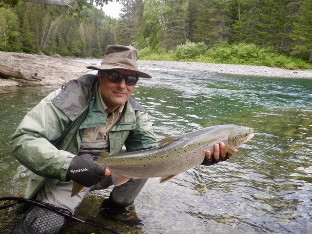 James Palmer remet à l’eau un autre superbe saumon dans la rivière Bonaventure. Quelle belle façon de commencer des vacances! Bravo, James!