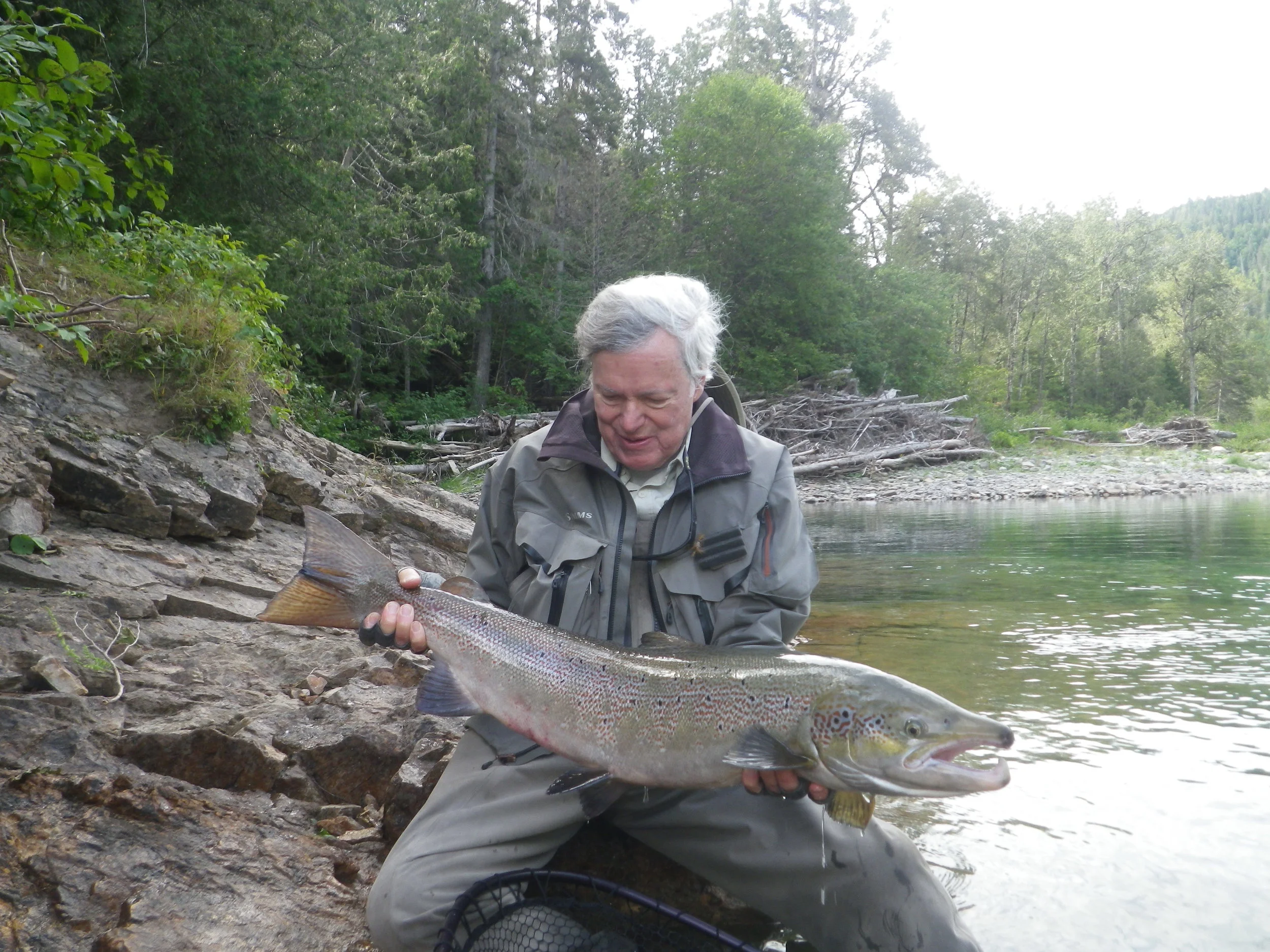 Wright Palmer est depuis nombre d’années un de nos charmants clients, tant au Camp Bonaventure qu’à Salmon Lodge. Wright prend le temps d’admirer sa superbe prise avant de la remettre dans la rivière Bonaventure!