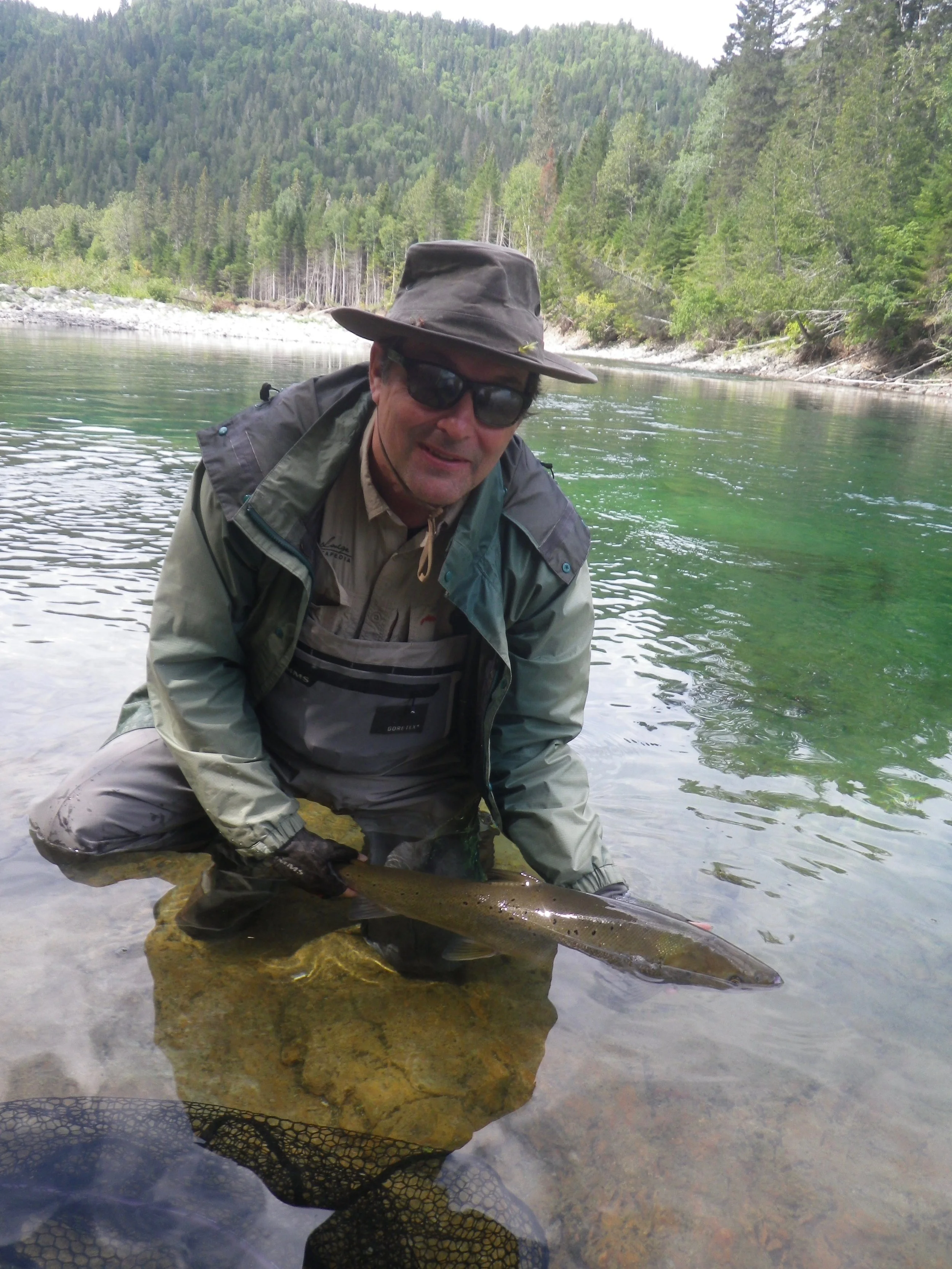 C’est toujours un plaisir d’accueillir James Palmer chez nous! Le voici – tel père tel fils – qui remet à l’eau un beau spécimen dans la rivière Bonaventure.
