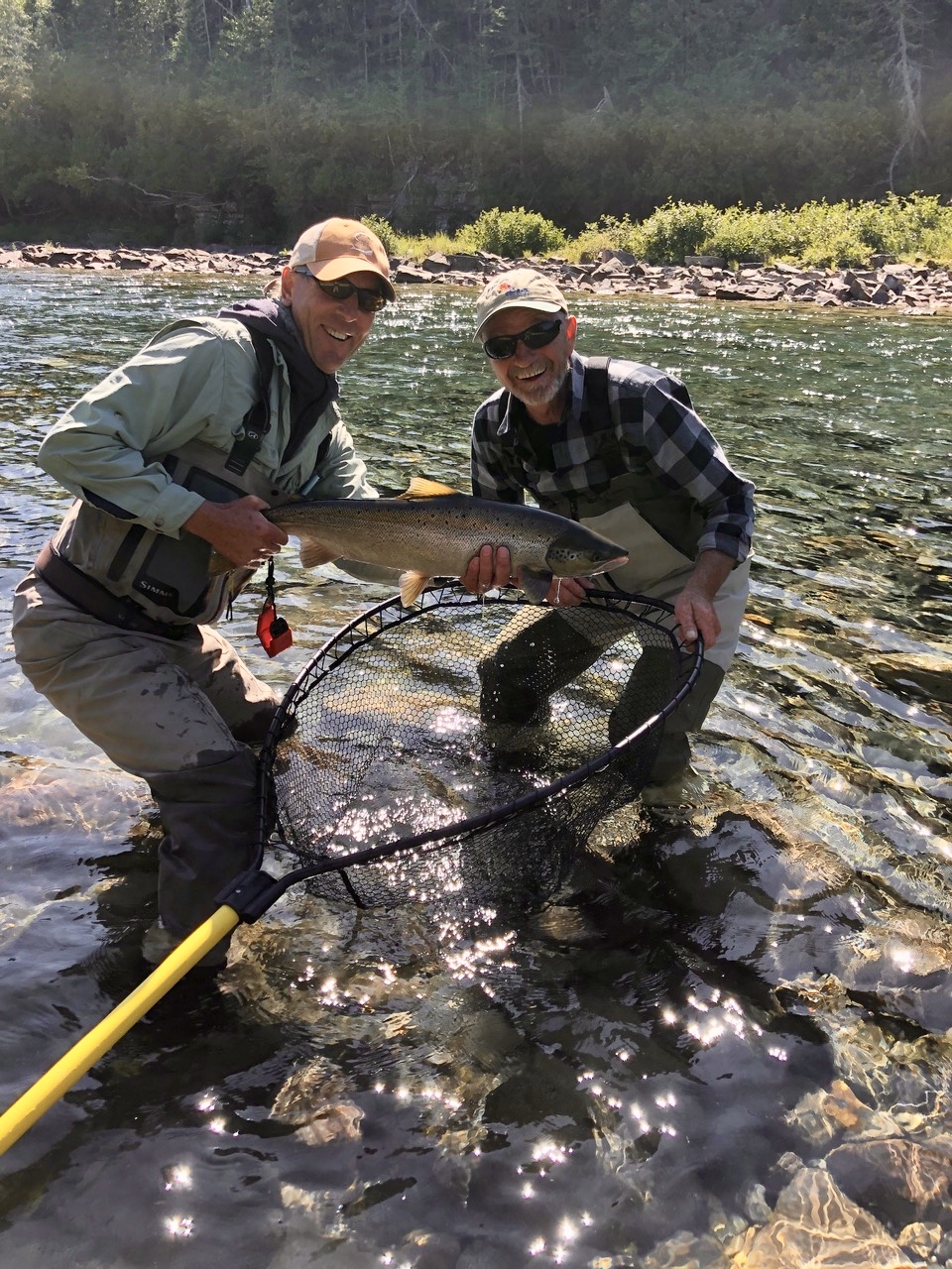 Wayne Merrithew a passé une belle journée avec notre guide Marc sur la Bonaventure et a remis à l’eau ce beau spécimen de saumon!
