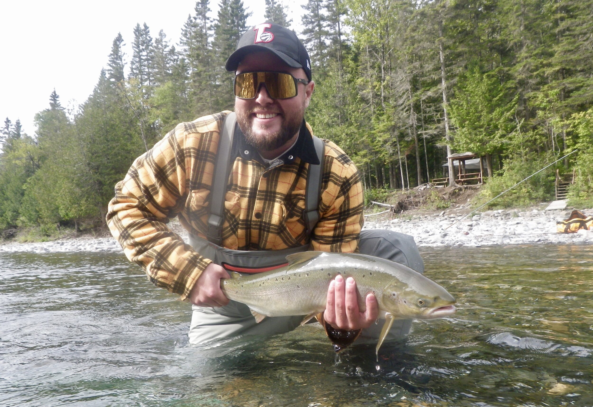 Julian Charbonneau a capturé ce superbe saumon dans la rivière Bonaventure au début de la semaine. Excellent travail, Julian!