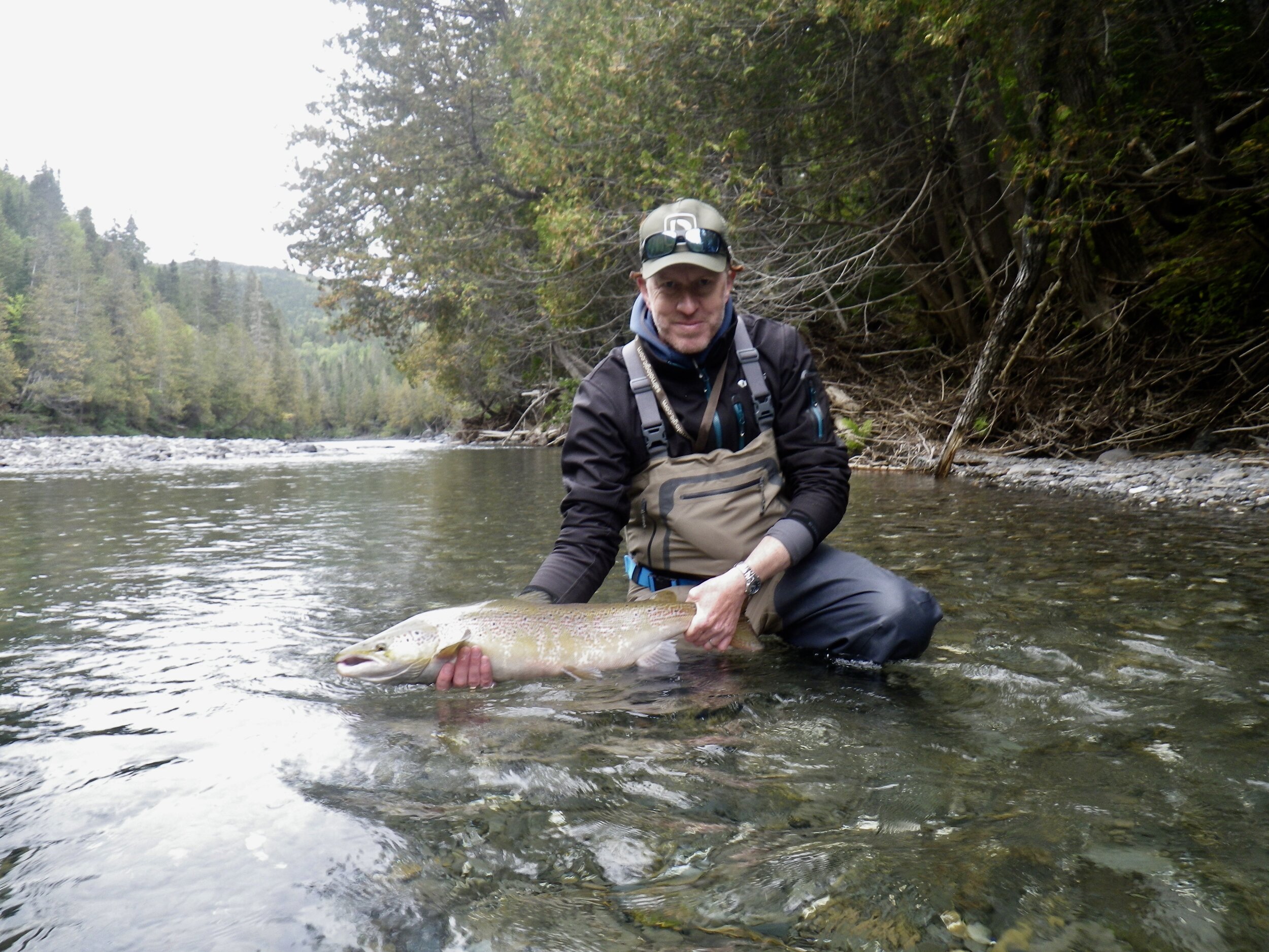Connor Wallace a pris ce magnifique saumon sur la rivière Bonaventure. Beau travail, Connor!