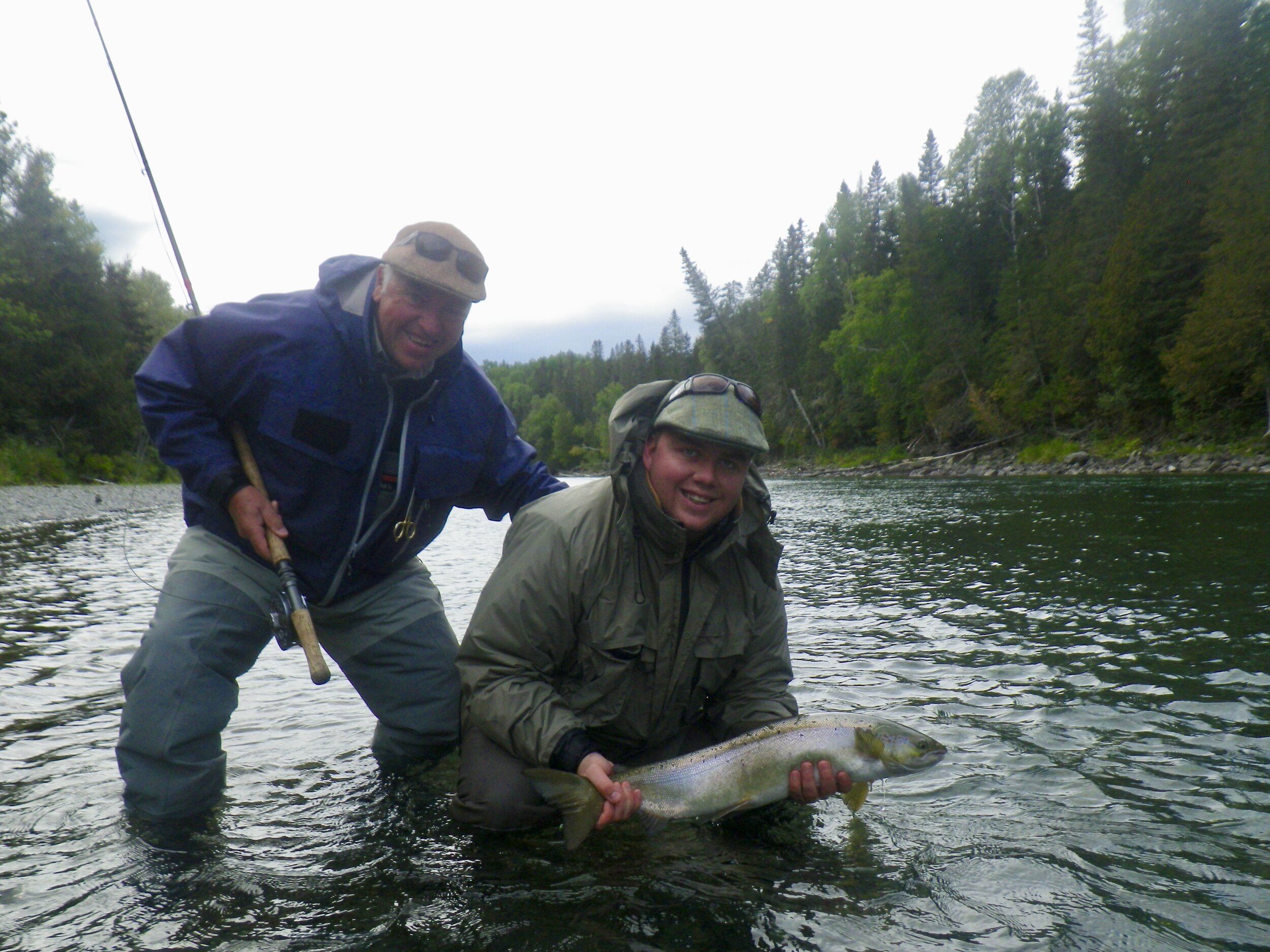 Nous avons eu le plaisir d’accueillir le duo père-fil Scott Brown et Michael Brown au Camp Bonaventure cette semaine. Michael est prêt à remettre à l’eau sa magnifique prise dans la rivière Bonaventure. Beau travail!