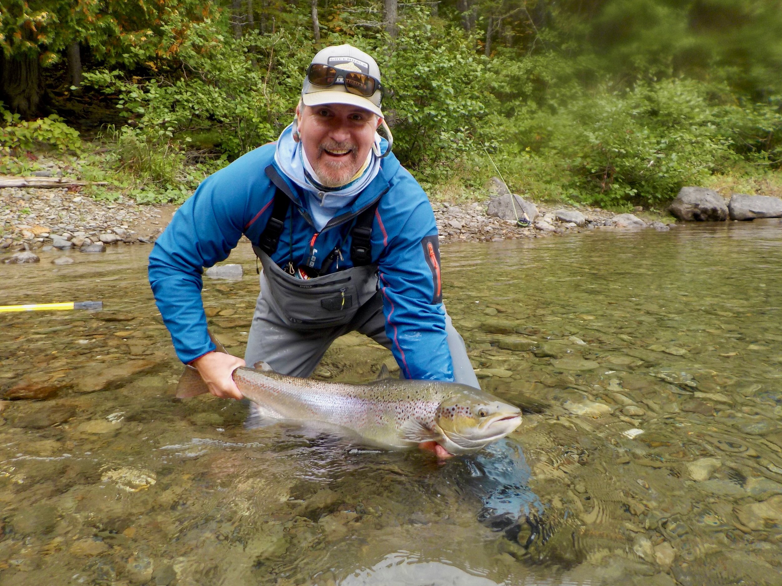 Mike Haskell a capturé ce superbe spécimen dans la rivière Bonaventure. Félicitations, Mike! On espère te revoir l’an prochain!
