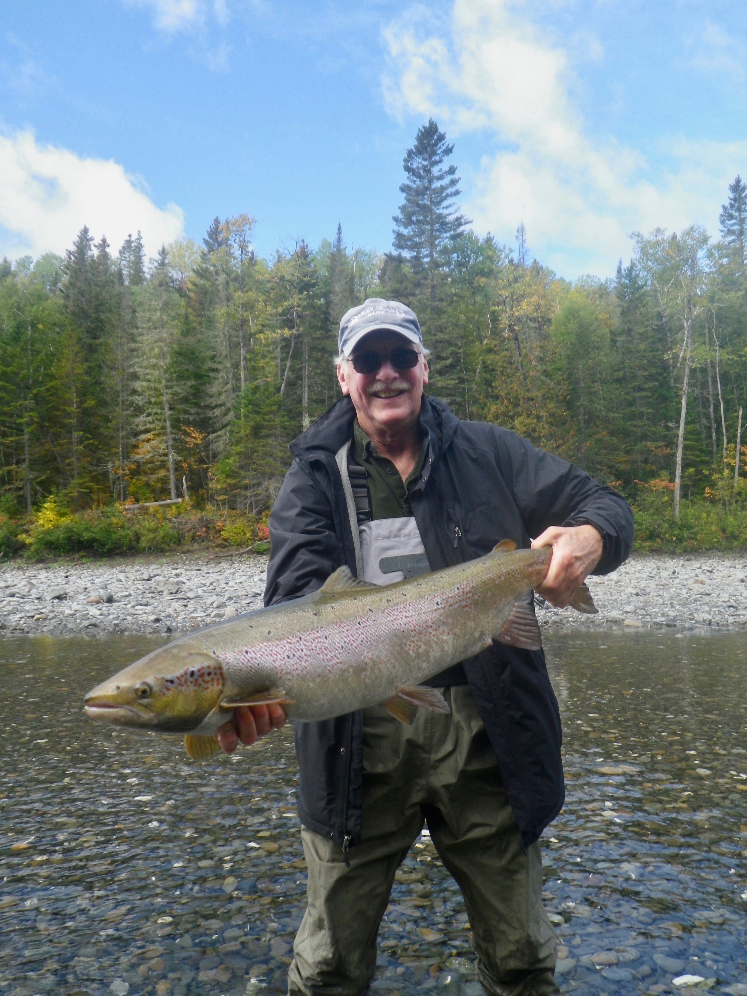 Jack Hanshaw, en visite au Camp Bonaventure pour la première fois, a capturé ce superbe saumon sur la Petite Cascapédia. Félicitations, Jack!