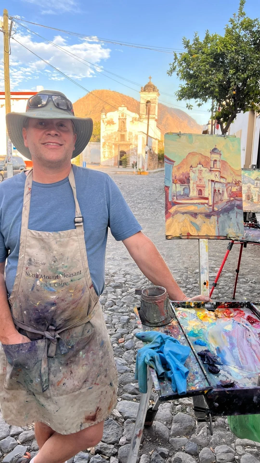 Dominik Modlinski painting plein air in front of an ancient church in Mexico