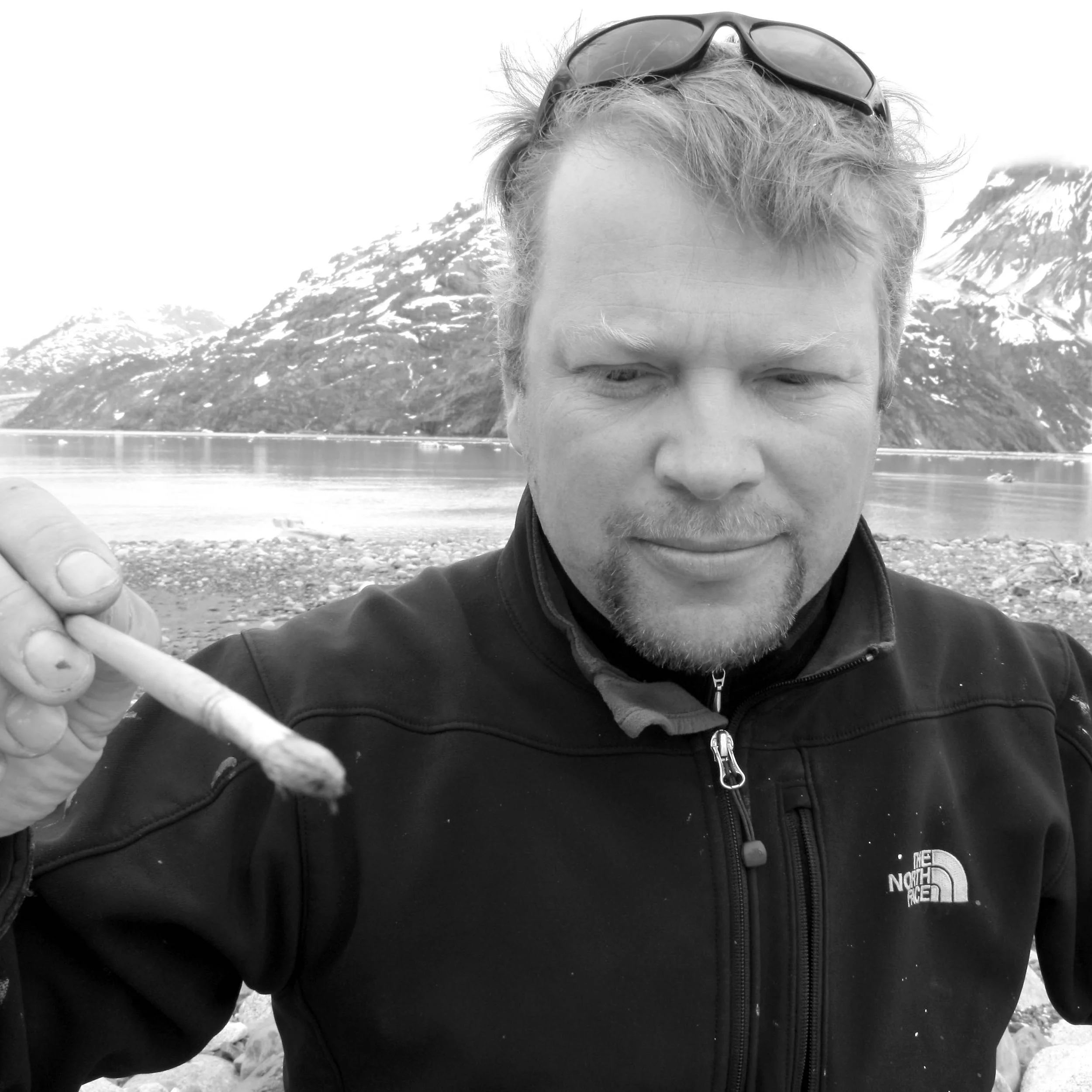 Artist Dominik Modlinski painting en plein air in Glacier Bay, Alaska, capturing glaciers, rugged coastline, and the dramatic northern wilderness.