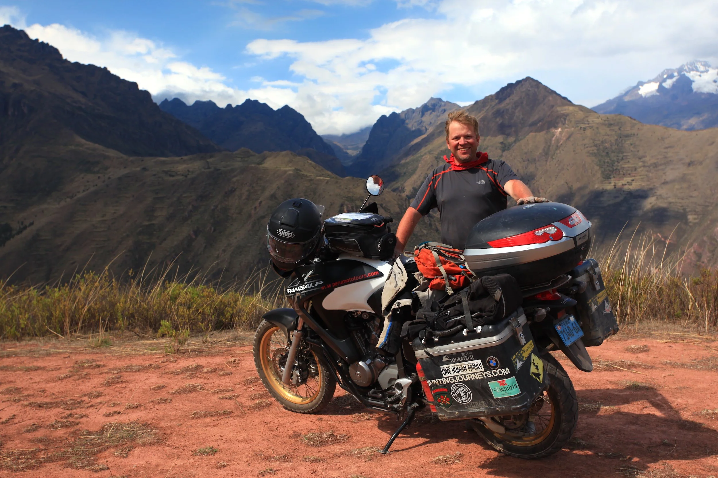 Portrait of Canadian landscape artist Dominik Modlinski inviting visitors to get in touch regarding paintings, commissions, and workshops