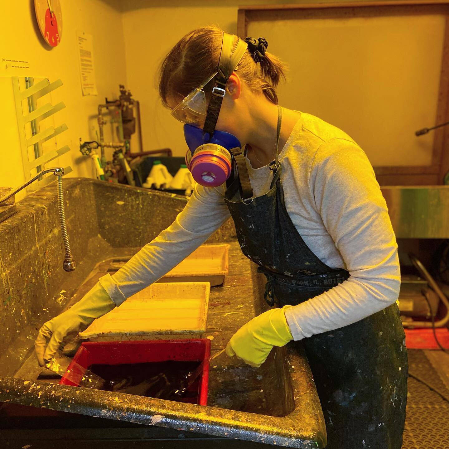 Alisa Arsenault travaille ses plaques de cuivre ce matin, en pleine s&eacute;curit&eacute;! 🚧 Safety first when working with chemicals!
