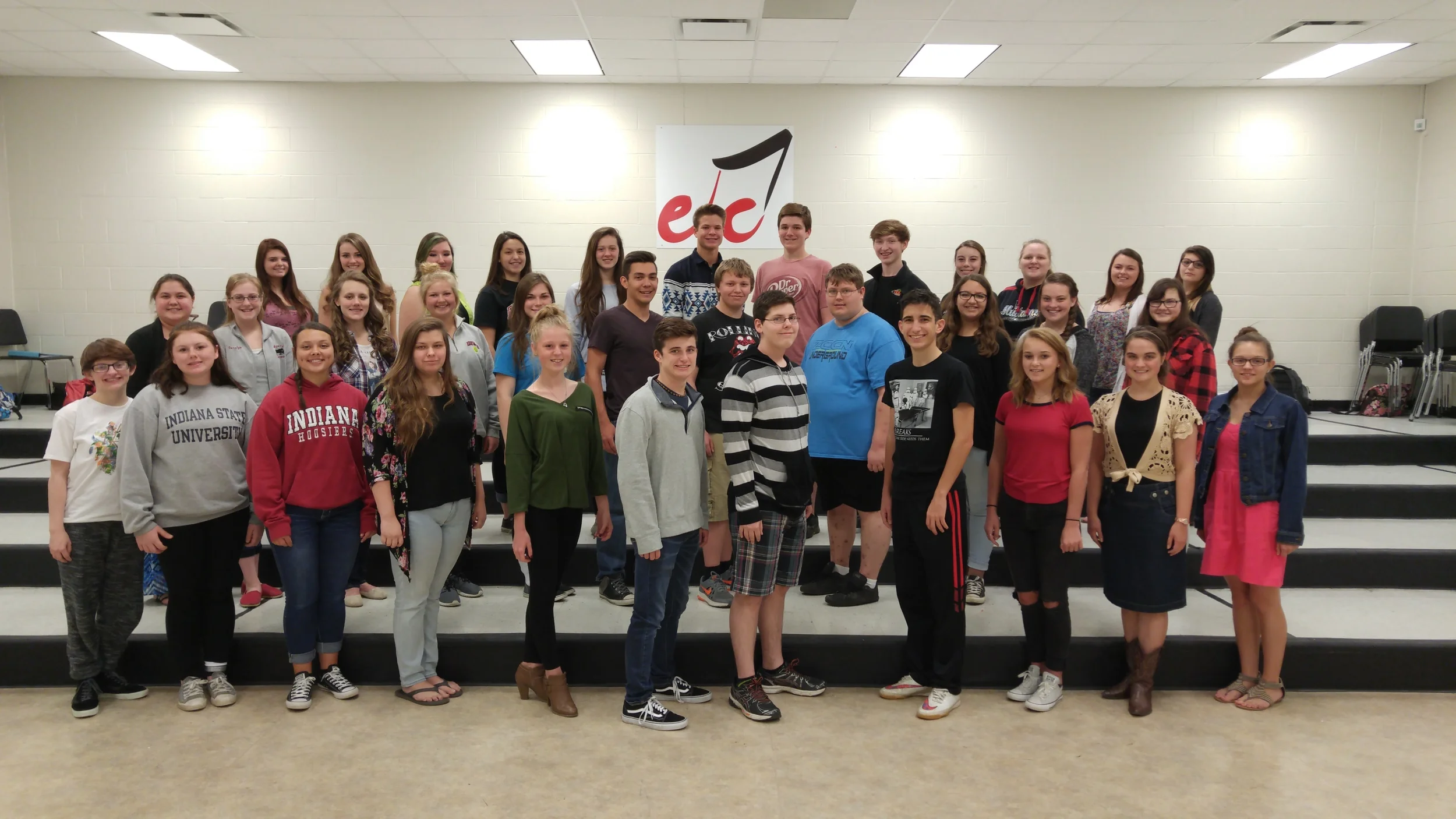 Edgewood Singers is conprised of thirty on-stage musicians . They perform in a number of concerts and community events throughout the school year, as well as the high school's annual holiday production, 'Tis The Season . Edgewood Singers continues to grow in numbers every year, and performs a library of repertoire ranging from Broadway show tunes and popular songs, to sacred and secular concert pieces.