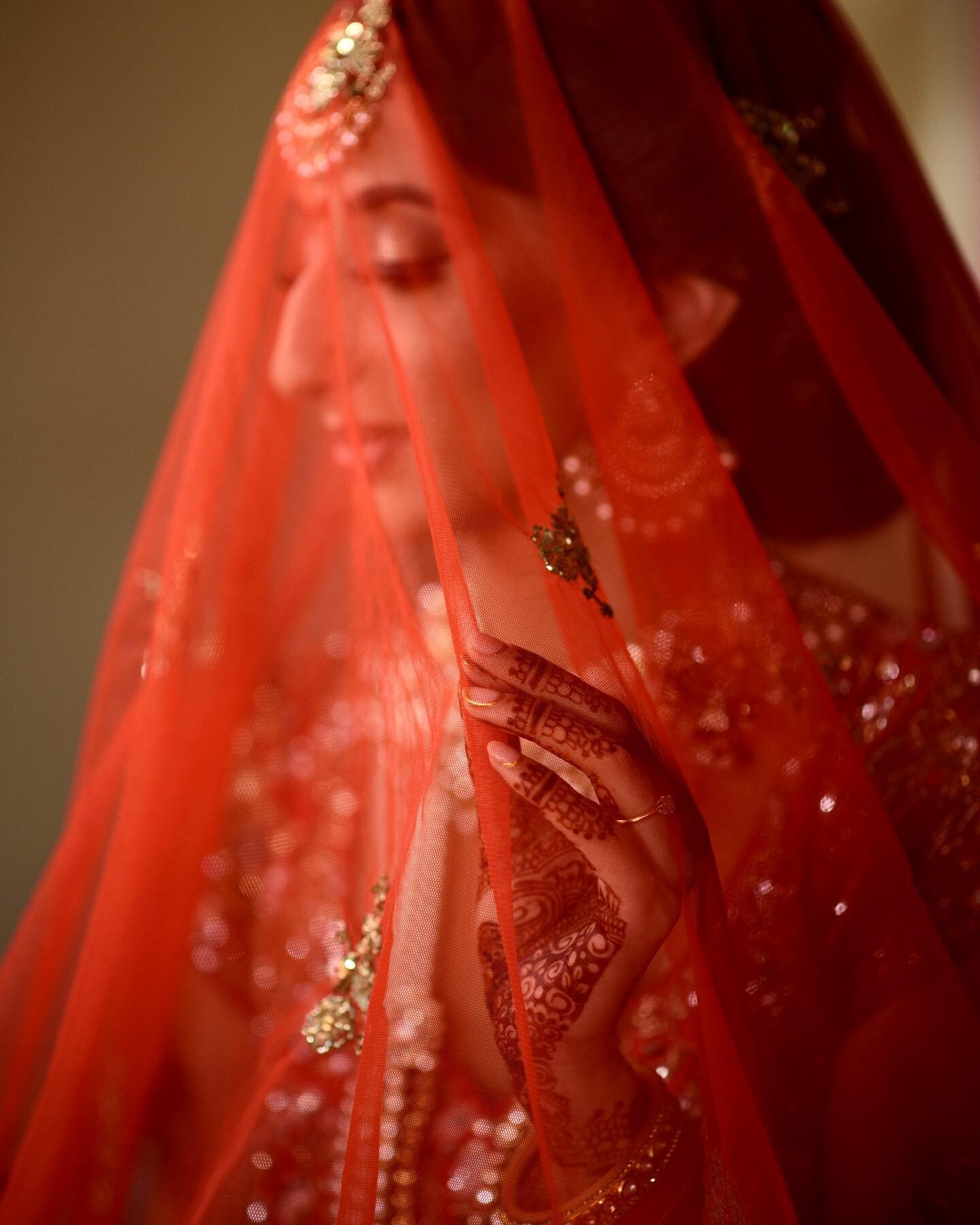 Just love the softness in this photograph - Dilly &amp; Anish

Mua @ginibhogal 
Mendhi @jaya_mehndi_artist 
Outfit @shyamalbhumika 
.
.
.
.
#wedding #bride #groom #indianwedding #asianweddings #asianweddingphotography #engaged #chasinglight #weddings