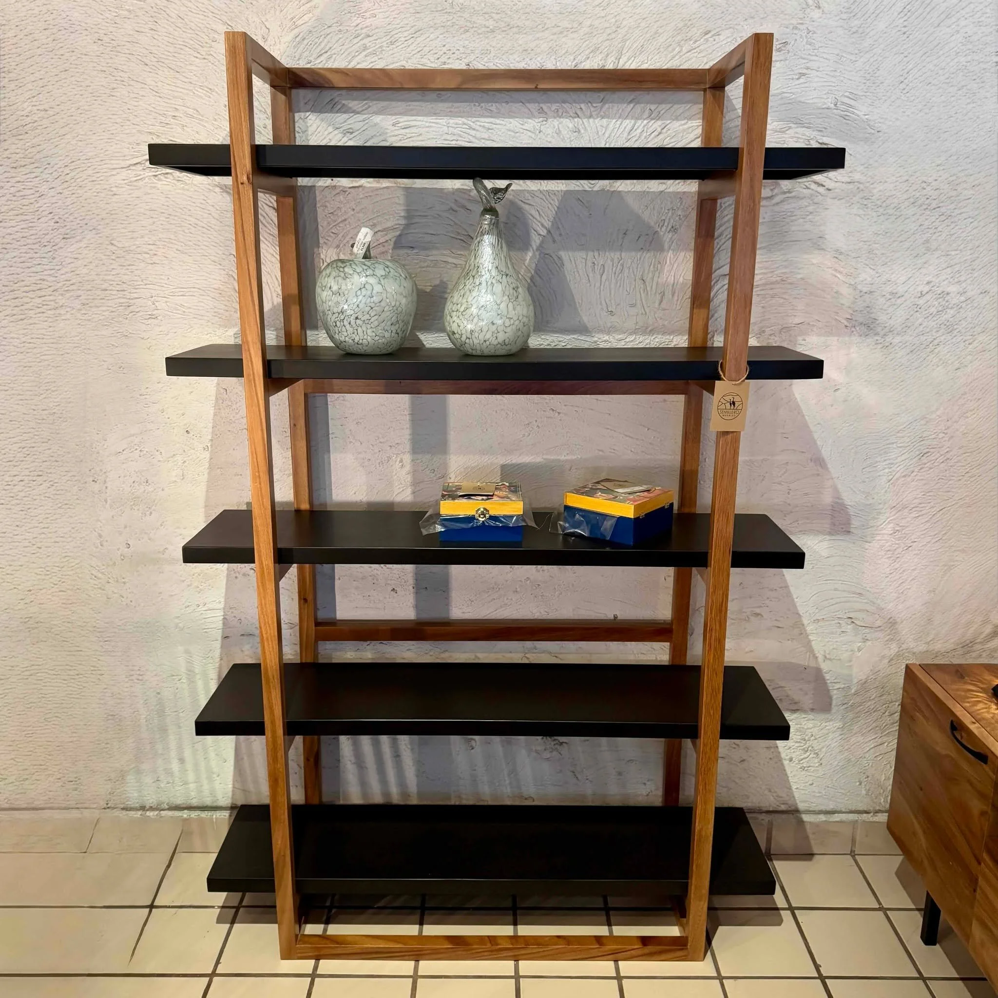 Eleva tu espacio con el encanto natural de la madera. ✨📚

Nuestro Librero Parota combina la elegancia contempor&aacute;nea con la autenticidad de la madera s&oacute;lida.
Su estructura en parota y repisas en tono chocolate aportan calidez, estilo y 