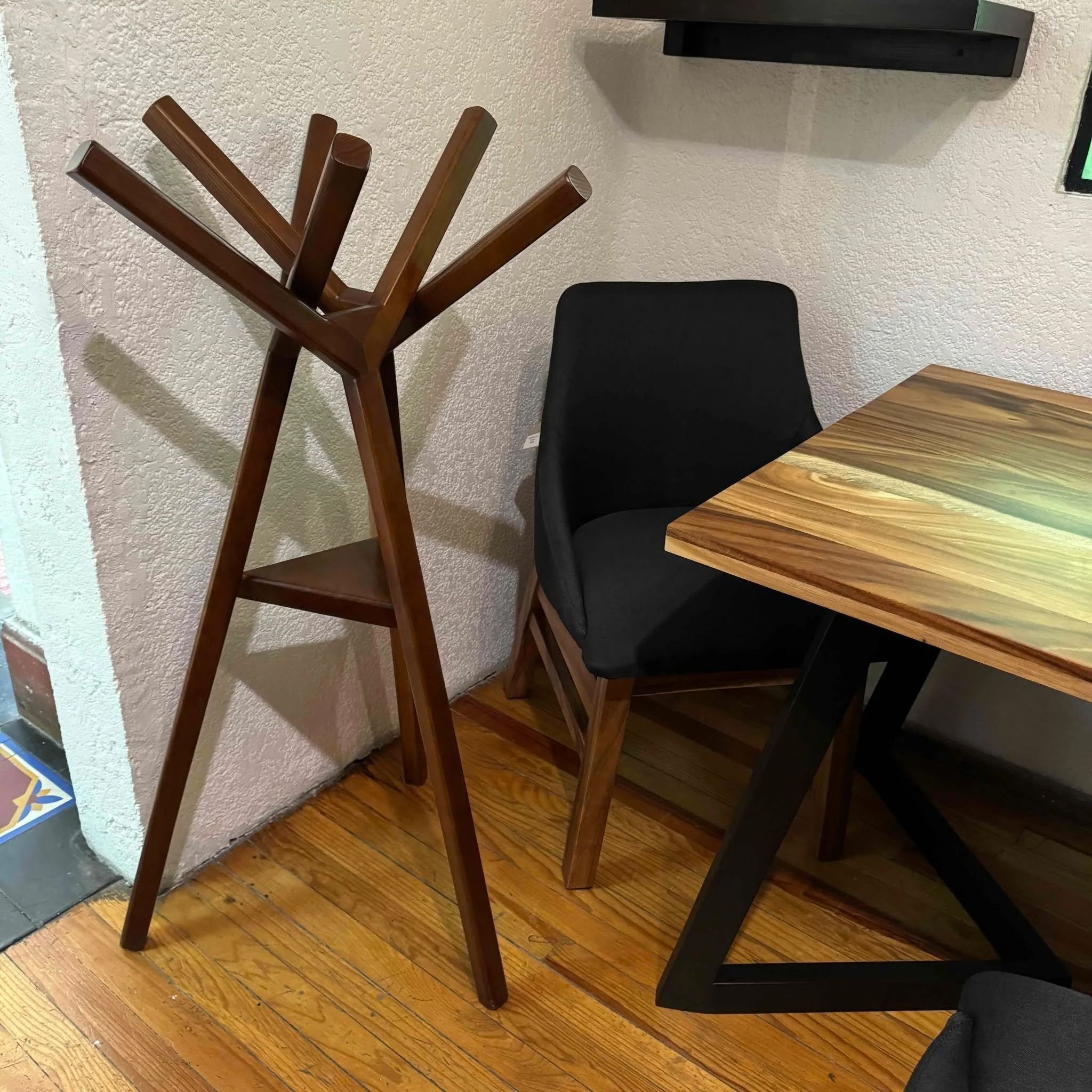 Perchero de madera en dise&ntilde;o contempor&aacute;neo que complementa cualquier espacio del hogar. $3,500.00