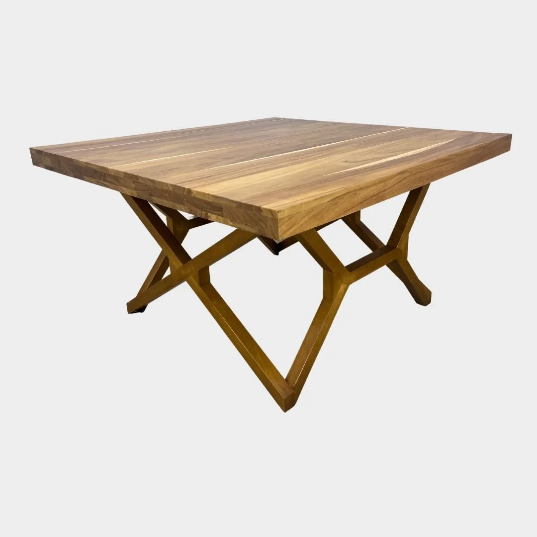 🟧 Nueva Mesa Oaxaca Cuadrada 🟧
Una pieza &uacute;nica de madera s&oacute;lida de parota, hecha con orgullo en M&eacute;xico 🇲🇽.
Disponible en dos tama&ntilde;os para que elijas el que mejor se adapte a tu espacio:
🪵 150x150 cm &ndash; ideal para