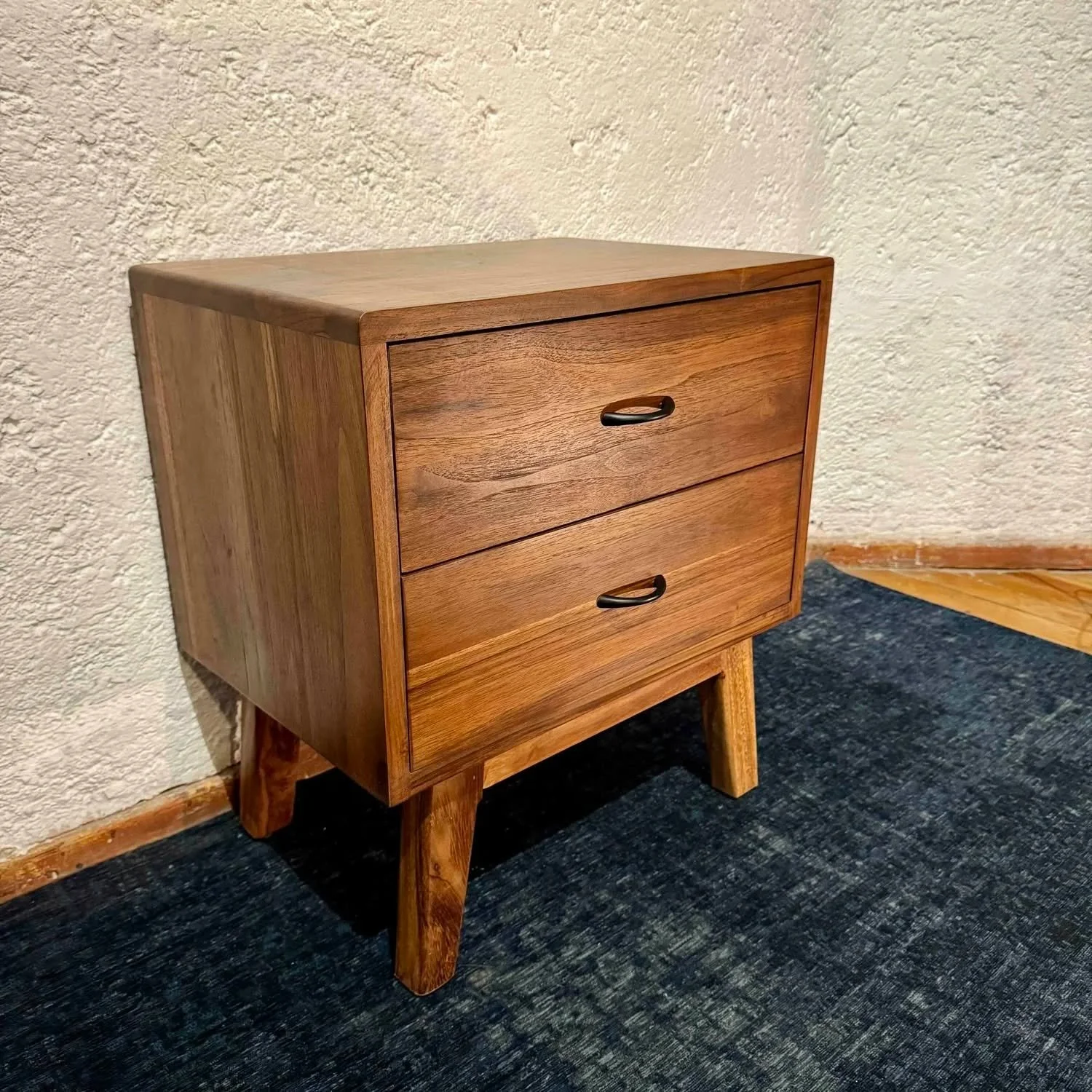 Bur&oacute; Oslo
Dise&ntilde;o: Contempor&aacute;neo
Materiales: Madera de pino en tono nogal o parota s&oacute;lida
Medidas: Largo 50 cm x Ancho 35 cm x Alto 55 cm

https://semilleromuebles.com.mx/tienda/p/burooslo

El Bur&oacute; Oslo combina la ca