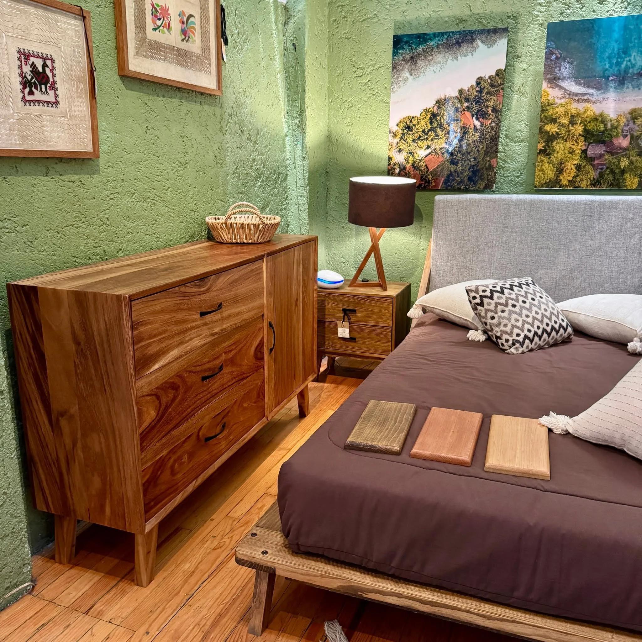 🛏️ Cama Oslo &mdash; dise&ntilde;o contempor&aacute;neo, esencia natural ✨

La Cama Oslo combina la calidez de la madera s&oacute;lida con l&iacute;neas limpias y un estilo contempor&aacute;neo que transforma tu habitaci&oacute;n en un espacio de de