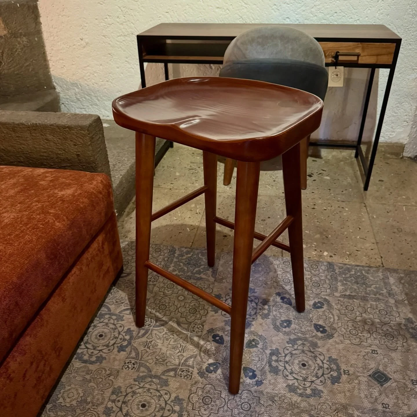 Nuevo banco Michoac&aacute;n de madera s&oacute;lida de pino en tono almendra.