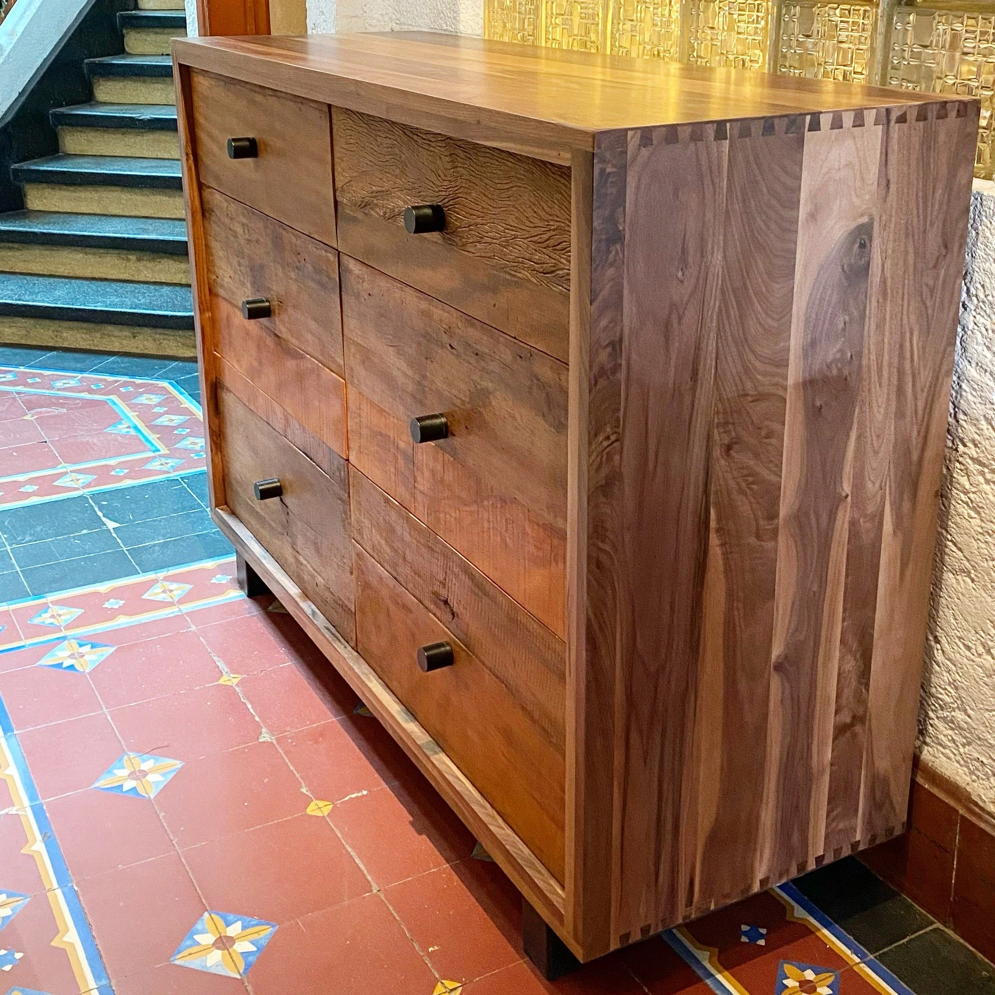 Cajonera Convento
Madera nogal con base de acero y madera recuperado en cajones. 
140-48-100cm
$35,900