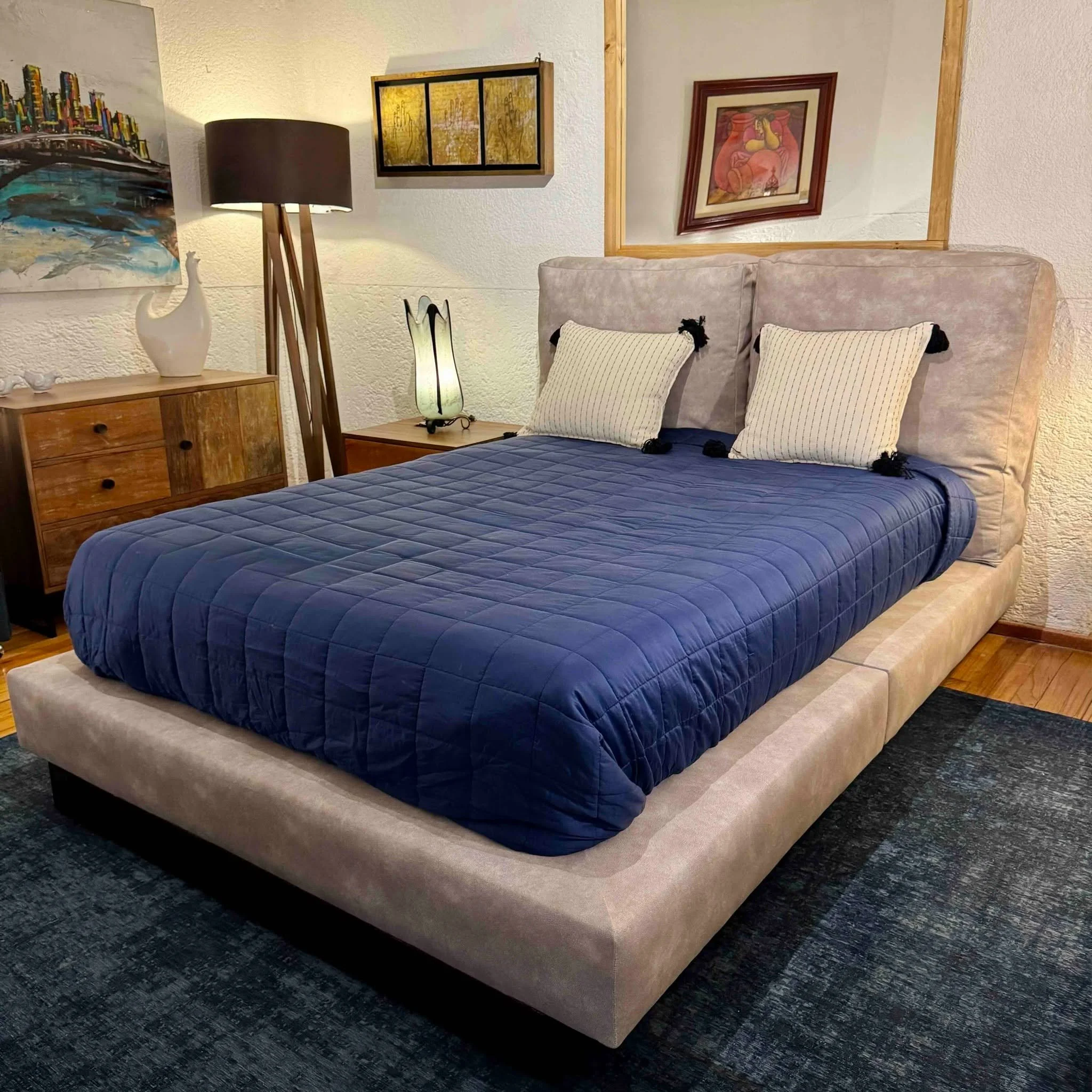 Rec&aacute;mara Nube de suave tela y en base y cojines de cabecera para convertir la cama en el mejor lugar para leer, ver TV &oacute; platicar. 

Contamos con un amplio cat&aacute;logo de telas a seleccionar, con&oacute;celas en showroom Condesa.

P