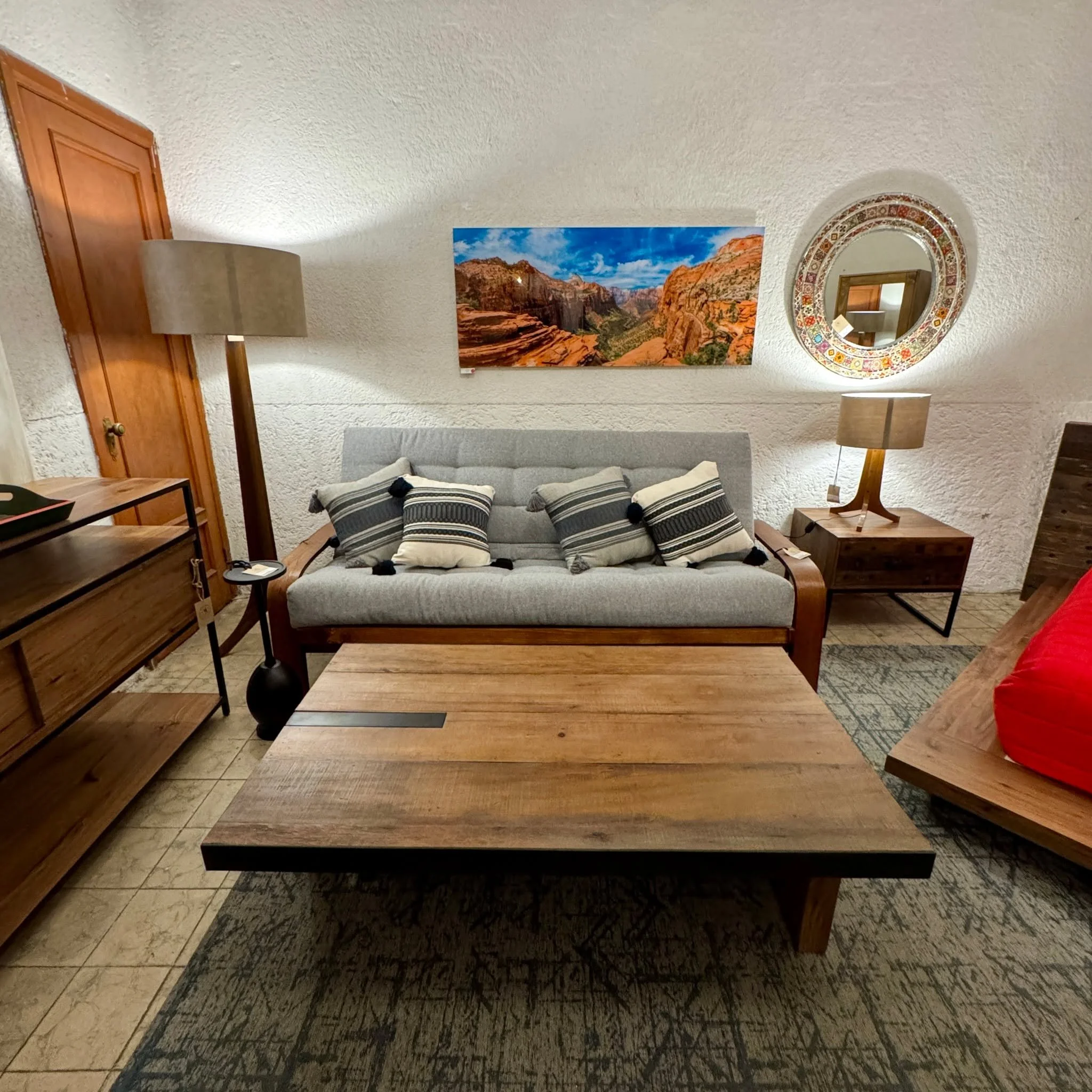 &iquest;Estas bucando muebles para t&uacute; hogar? 
Conoce nuestra propuesta en muebles de madera s&oacute;lida al mejor precio. 
Muebles duraderos hechos en M&eacute;xico de corte contempor&aacute;neo. 

Aprovecha las Promociones de Diciembre 🎄 
H