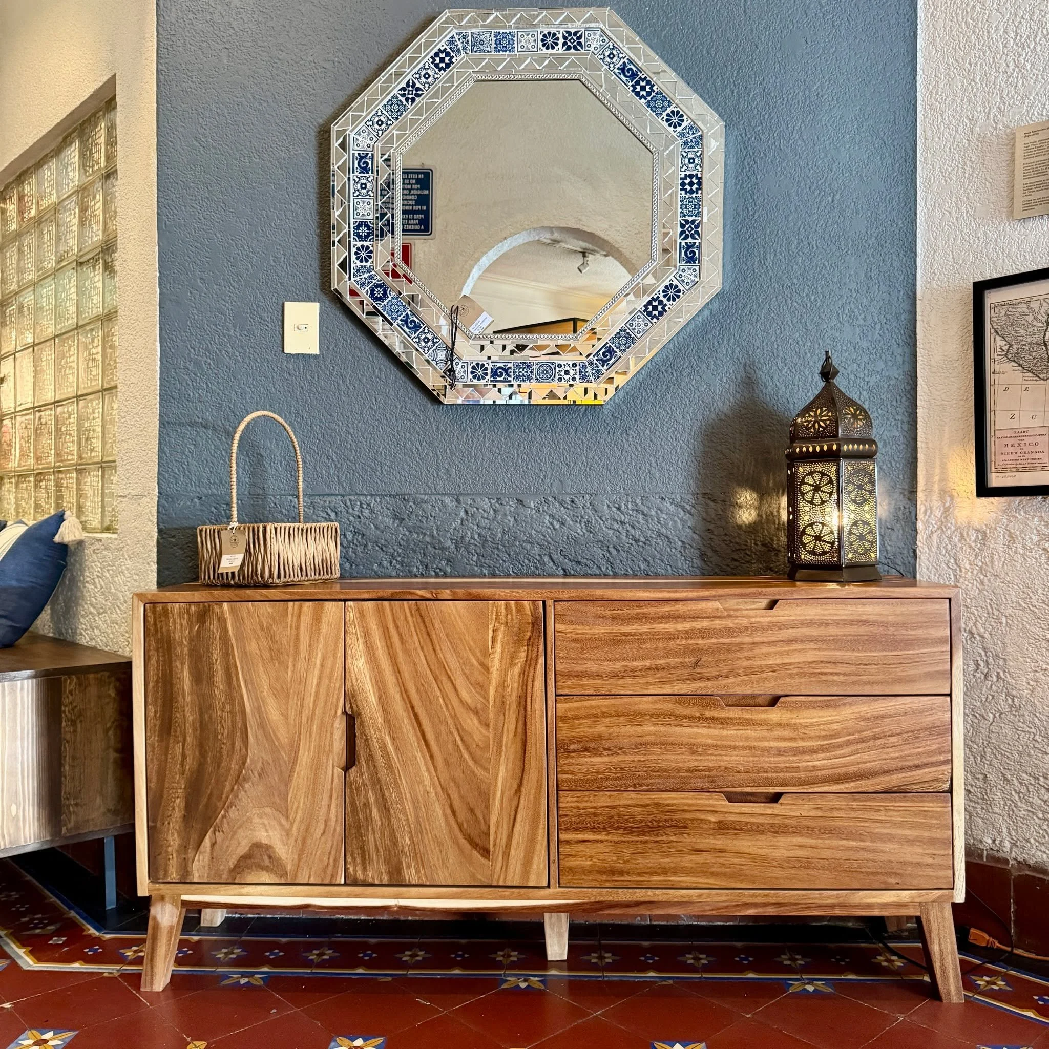 Comedor Oaxaca de madera Parota. 

Si tu monto de compra es igual o mayor a $45K aplica autom&aacute;ticamente un 10% de descuento. Conoce mas en showroom Condesa.