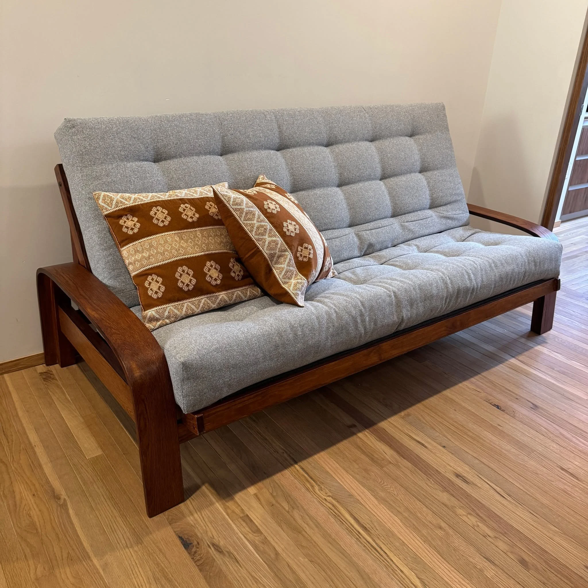 Muebles contempor&aacute;neos de madera s&oacute;lida. 
Con&oacute;ce nuestra propuesta aqu&iacute;: 
https://semilleromuebles.com.mx/tienda