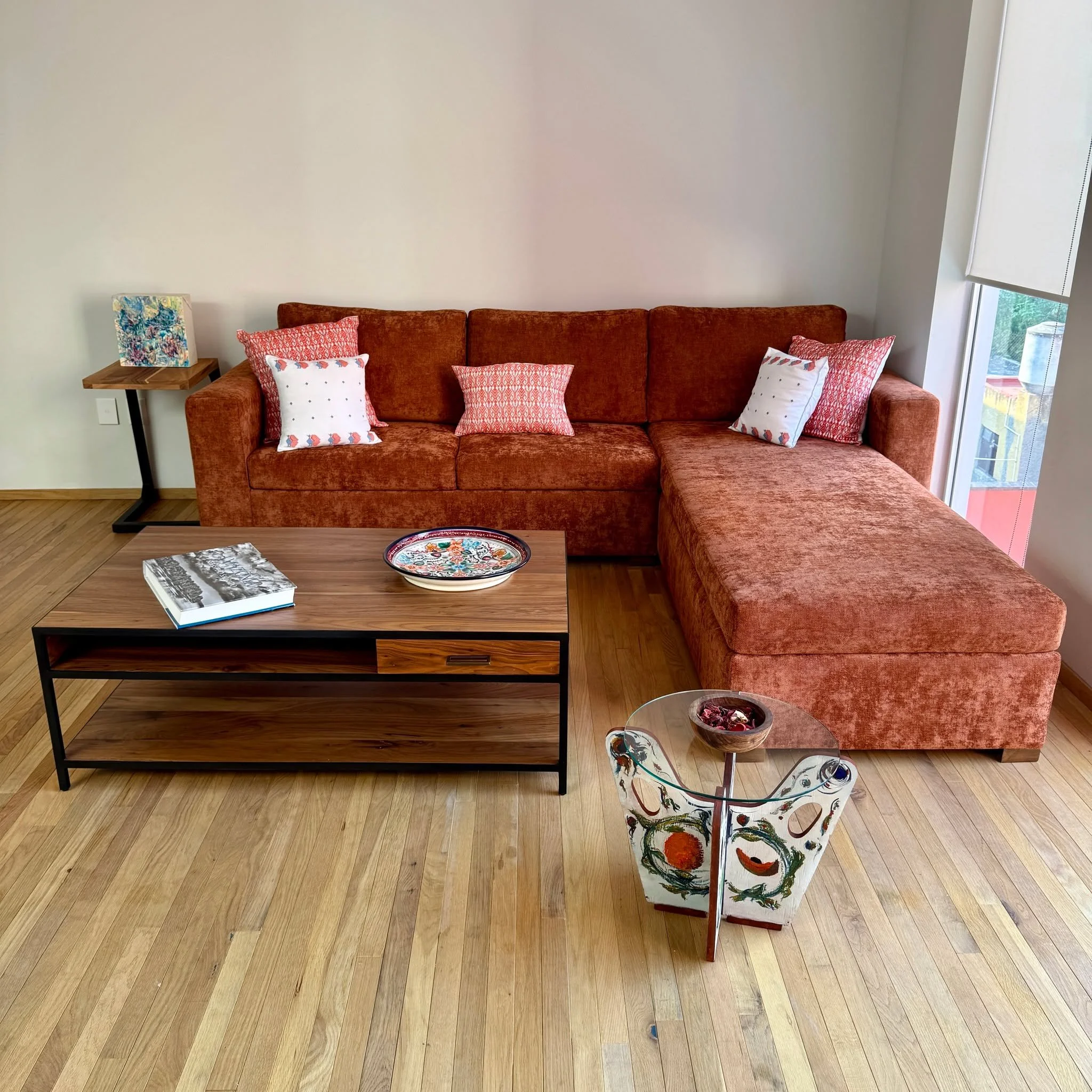 Sala Berl&iacute;n
Dise&ntilde;o: Contempor&aacute;neo 
Materiales: Interior de madera con tela a seleccionar. 

Manejamos un amplio catalogo de telas. Con&oacute;celas en showroom Condesa. 

Medidas:
260cm de Largo

170cm de Ancho
80cm de Alto

Medi