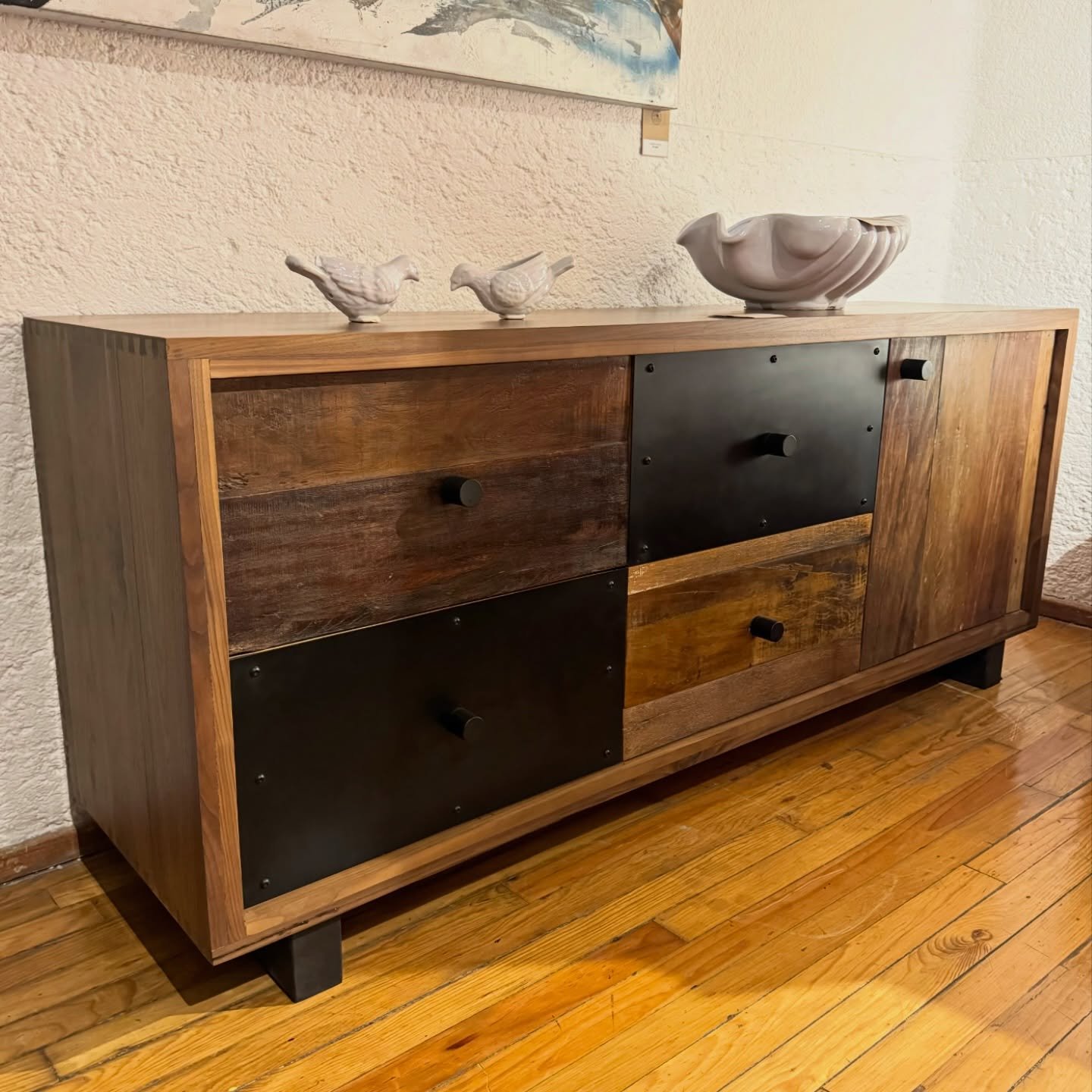 Dise&ntilde;os &uacute;nicos de c&aacute;lidas premium para hogares contempor&aacute;neos y funcionales. 

Buffet / C&oacute;moda Convento
$35,800.00

Conoce en showroom nuestras l&iacute;nea de muebles con acentos en maderas recuperadas y nogal s&oa