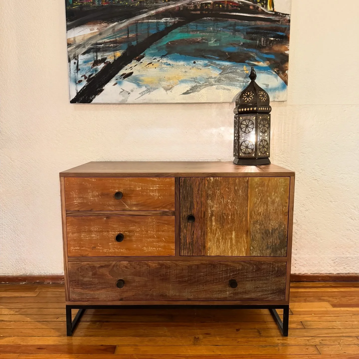 Madera s&oacute;lida con historia y car&aacute;cter.
Dise&ntilde;os contempor&aacute;neos e industriales con acentos en maderas recuperadas que transforman tus espacios.
Hoy estamos abiertos de 11 a 7 ✨
Encuentra muebles y regalos con hasta 30% de de