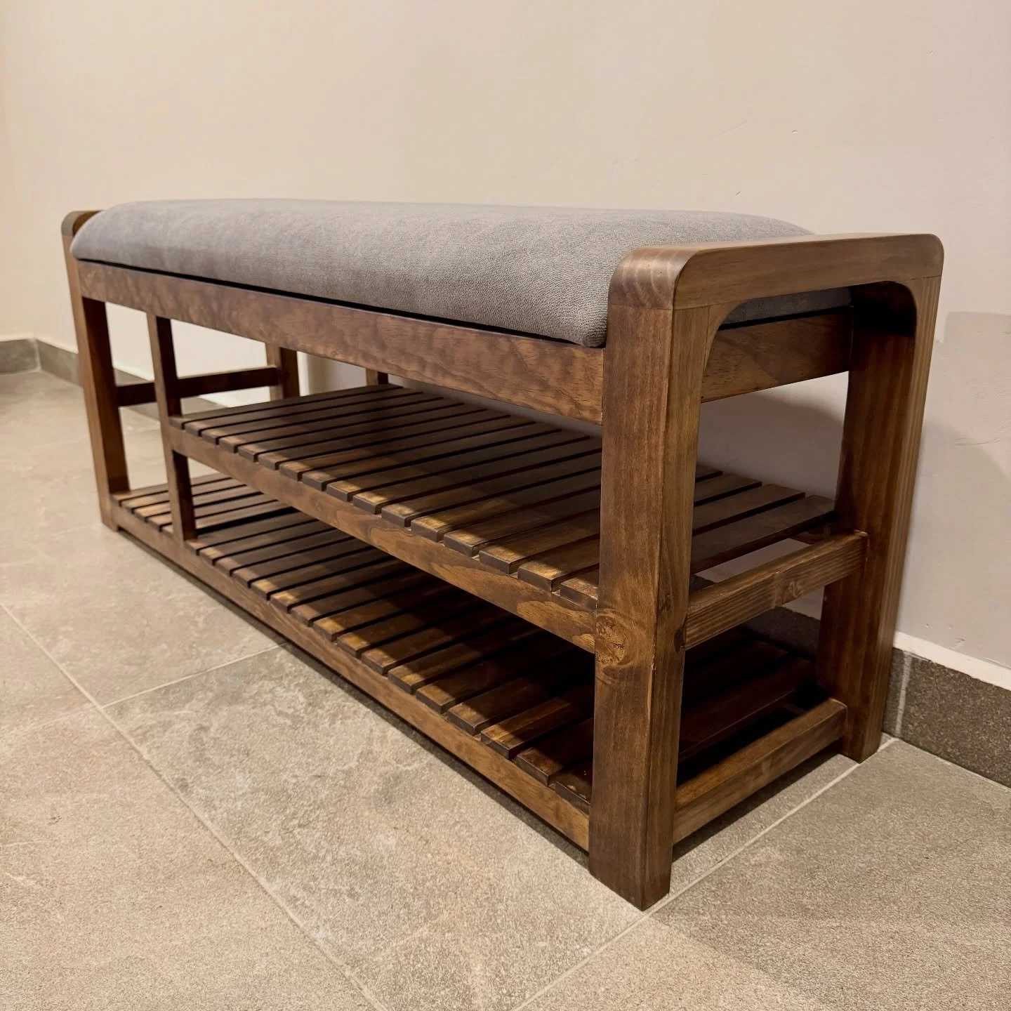 Zapatera Oslo En pino tono nogal.