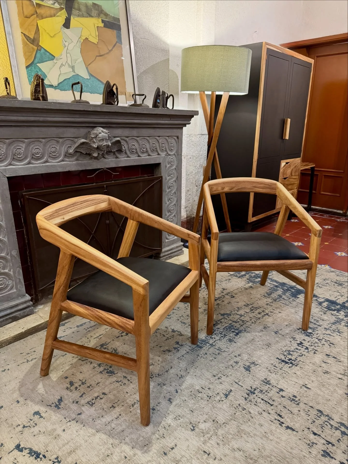 Silla Chonta para comedor o sala.
Estructura de madera parota con vinipiel negro. 

Contamos con un amplio cat&aacute;logo de telas.
$6,700