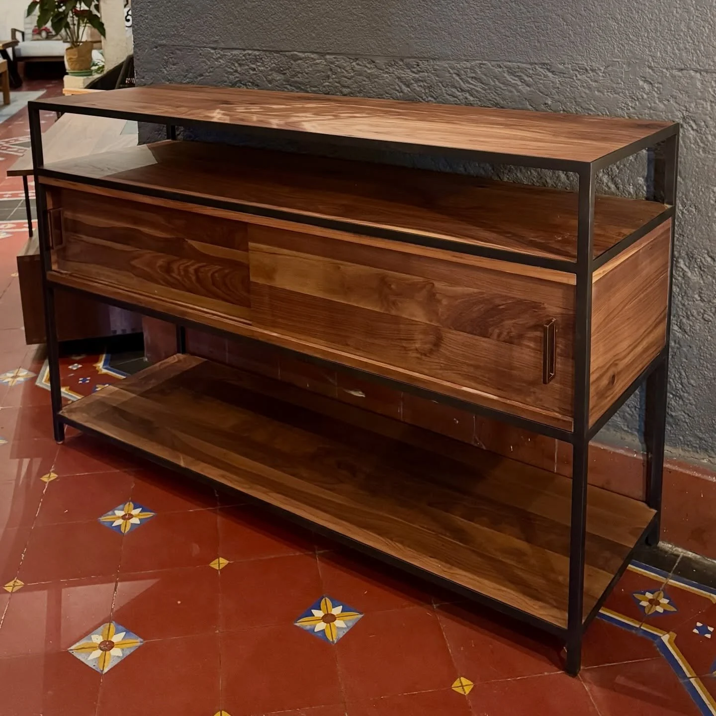 Consola Industrial Nogal
Madera nogal con perfil de acero. 142-45-90cm

$25,900