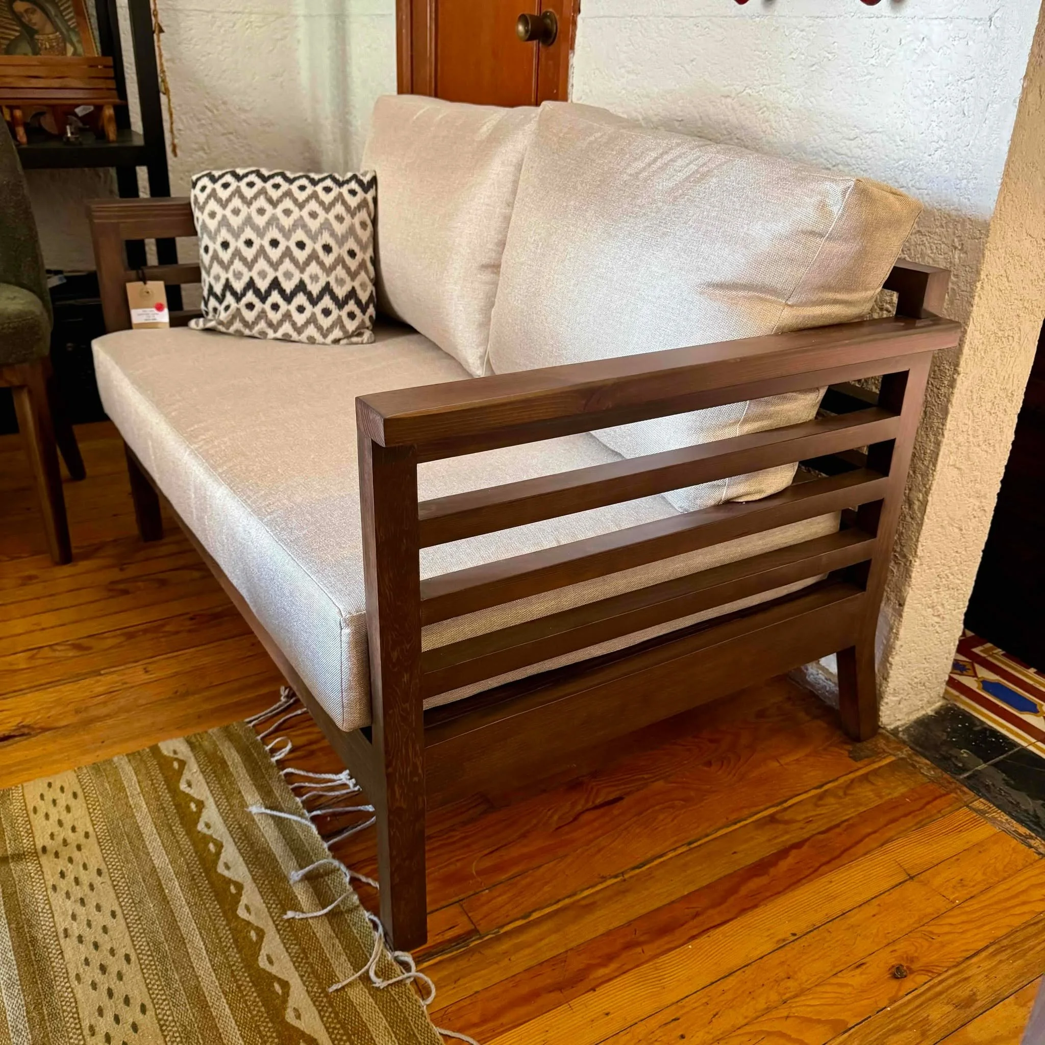 Love Seat Caribe 20% de Descuento. 
Madera pino en tono nogal con opci&oacute;n de telas. 
De $15,700
A $12,560