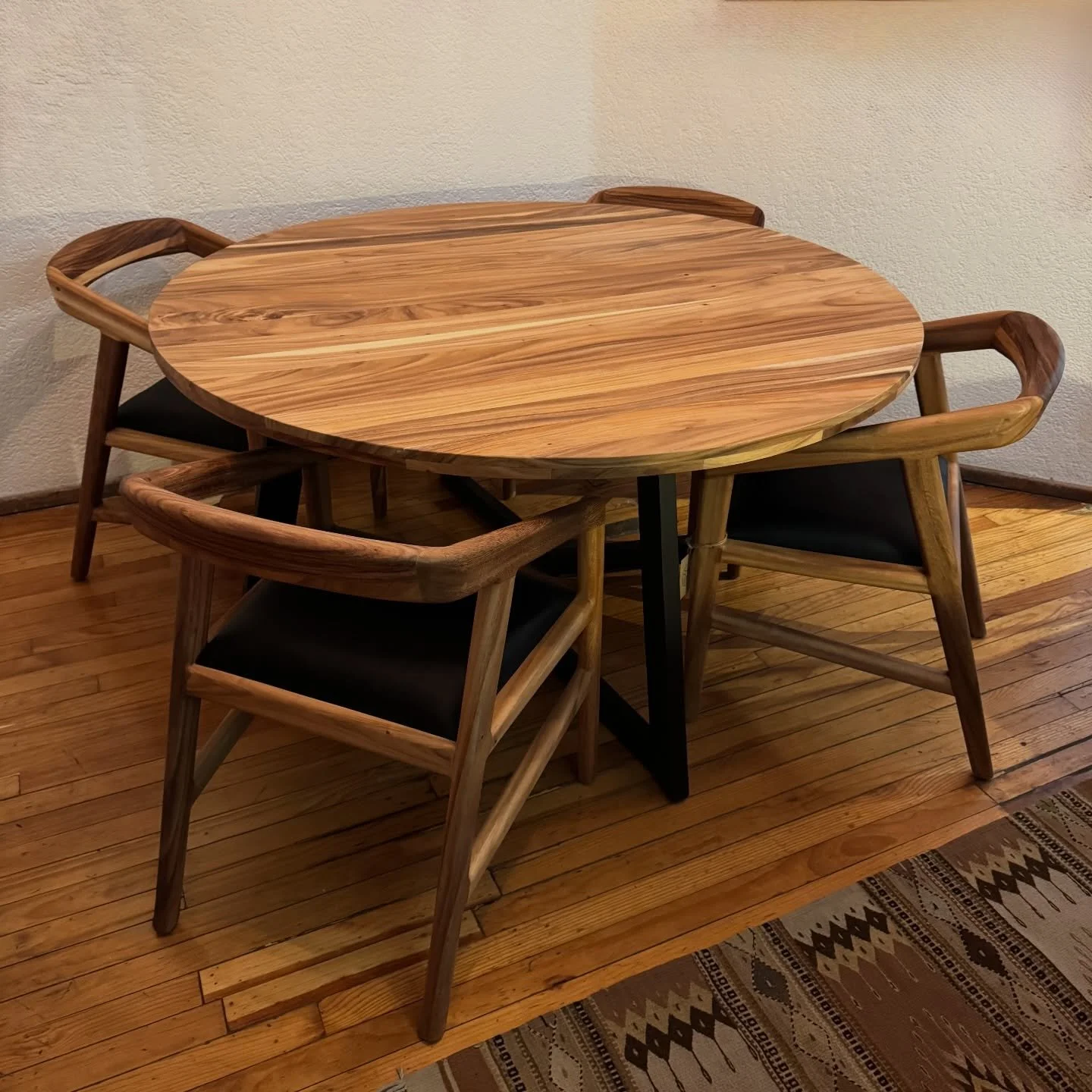 Mesa Circular Bruselas &middot; Parota
Dise&ntilde;o contempor&aacute;neo que re&uacute;ne calidez y car&aacute;cter.

&bull; Cubierta en madera parota
&bull; Base en madera de pino
&bull; Opci&oacute;n de base H o X
&bull; Ideal para crear espacios 