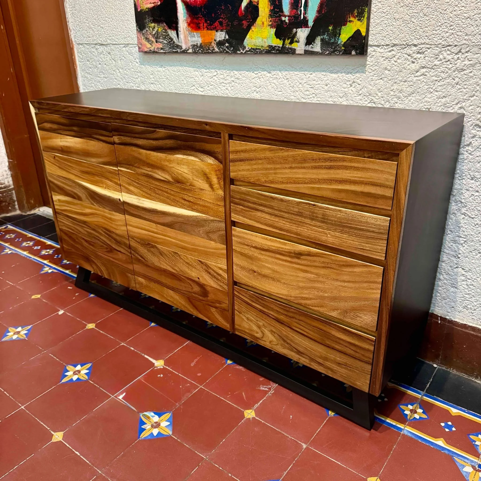 Buffet Huatulco
Elaborado en madera s&oacute;lida de parota, un dise&ntilde;o c&aacute;lido y contempor&aacute;neo que aporta car&aacute;cter a cualquier espacio.

📐 Medidas: 150 &times; 43 &times; 85 cm
💲 Precio: $29,500

Ideal para comedor, sala 