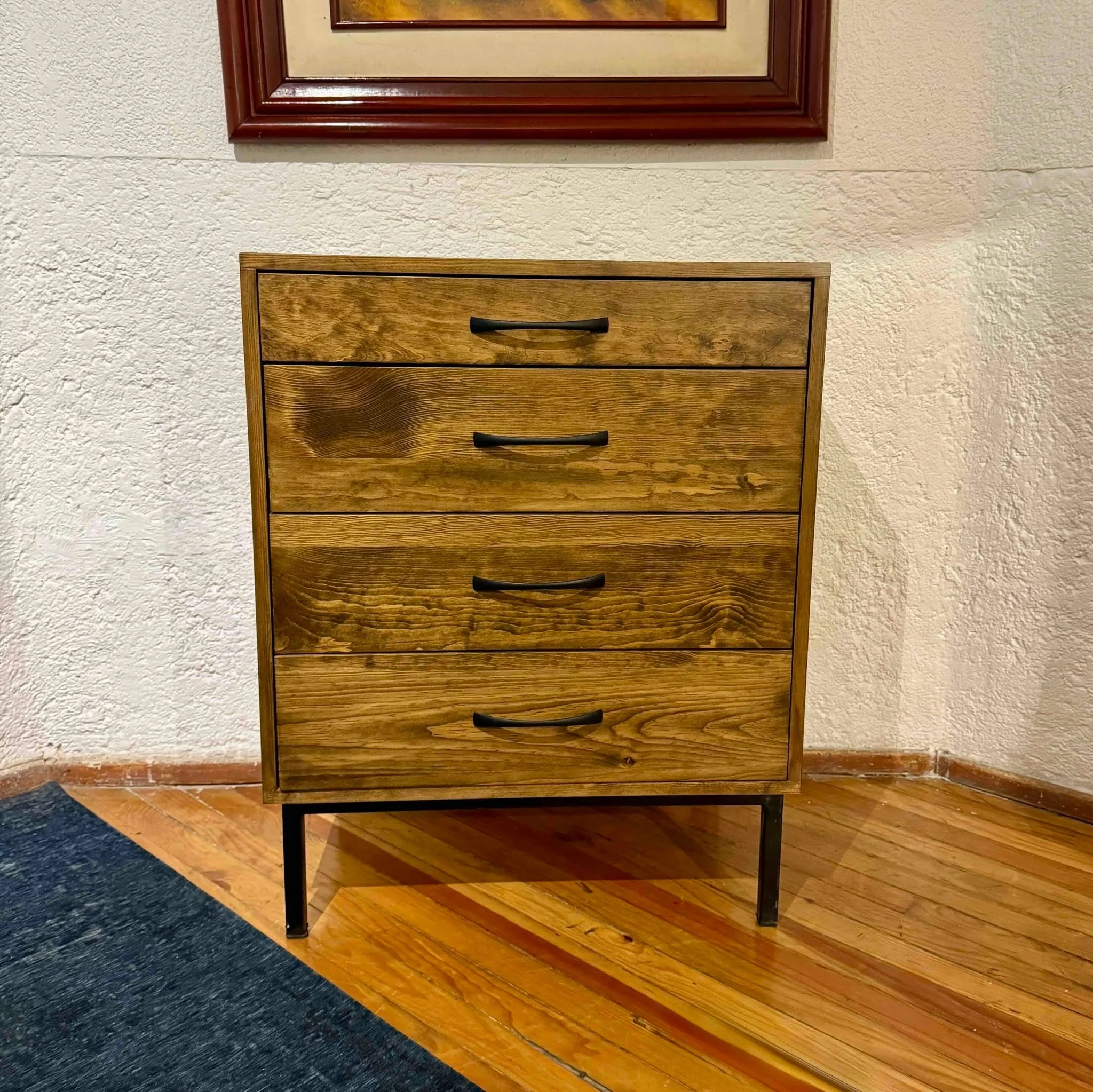 Cajonera Oslo
Dise&ntilde;o contempor&aacute;neo que combina la calidez de la madera con la firmeza de una base de acero, ideal para rec&aacute;mara o cualquier espacio del hogar.

📐 Medidas: 72 &times; 50 &times; 92 cm
🌲 Materiales y precios:
&bul