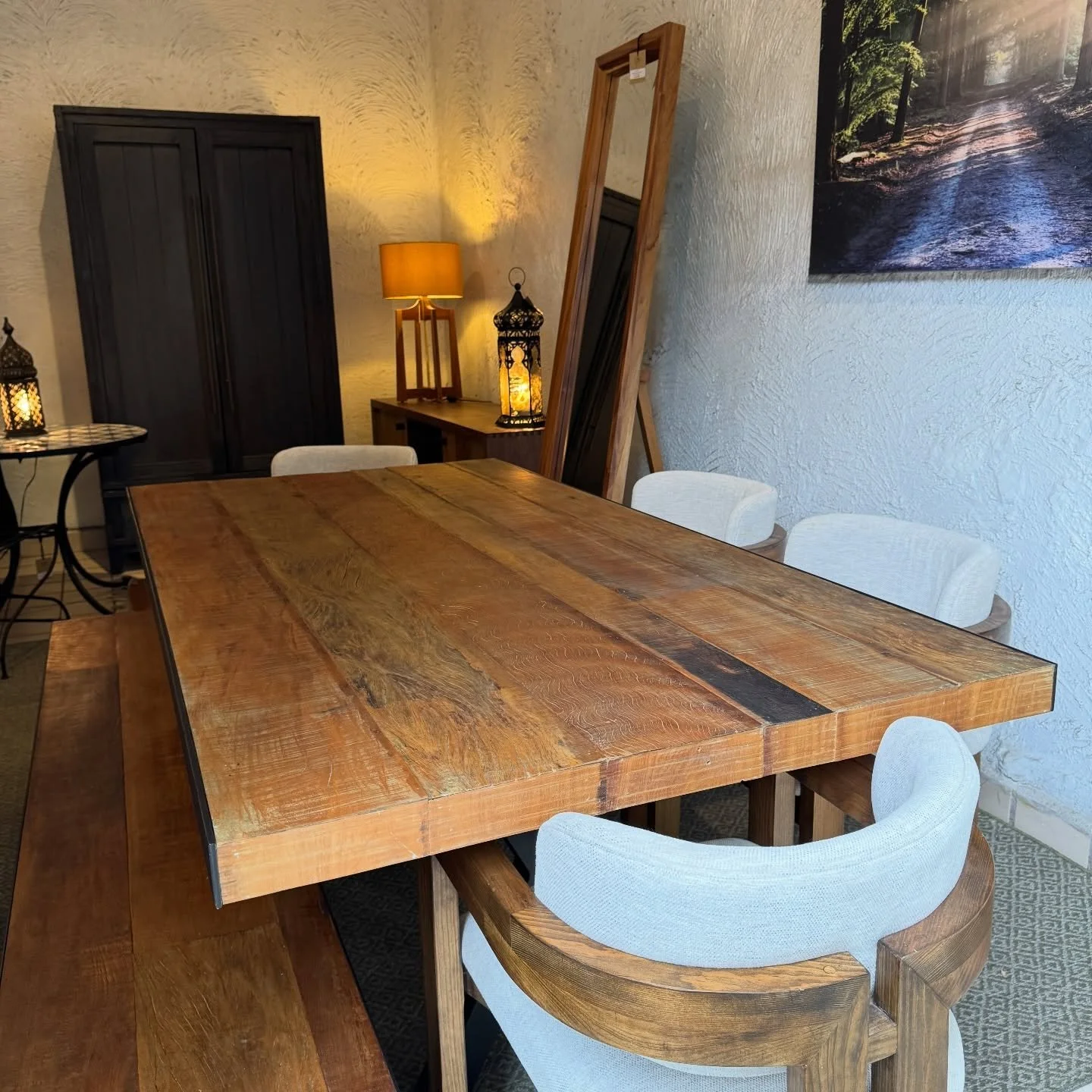 Hecho con tablones de madera recuperada y base de acero&hellip; cada pieza cuenta una historia.

✨ Disponible en:
Mesa 200x100 cm &mdash; $27,400
Mesa 240x120 cm &mdash; $31,900

Complementa con:
Banca 200 cm &mdash; $11,900
Banca 240 cm &mdash; $13,