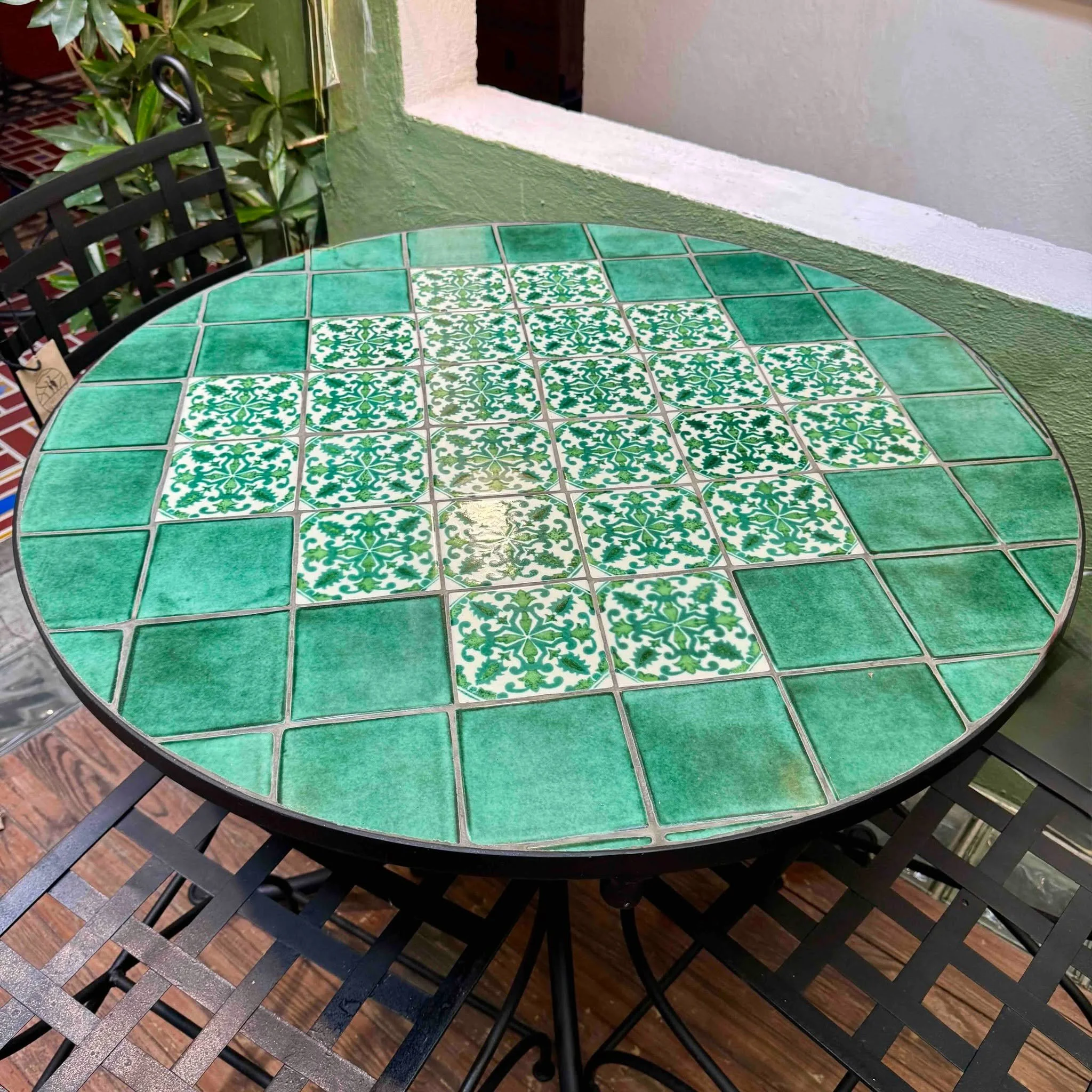 Dale vida a tus espacios exteriores con piezas &uacute;nicas ✨

Nuestros muebles de exterior combinan la resistencia del acero con la belleza artesanal de la Talavera, creando mesas y sillas llenas de color, car&aacute;cter y tradici&oacute;n. Cada m