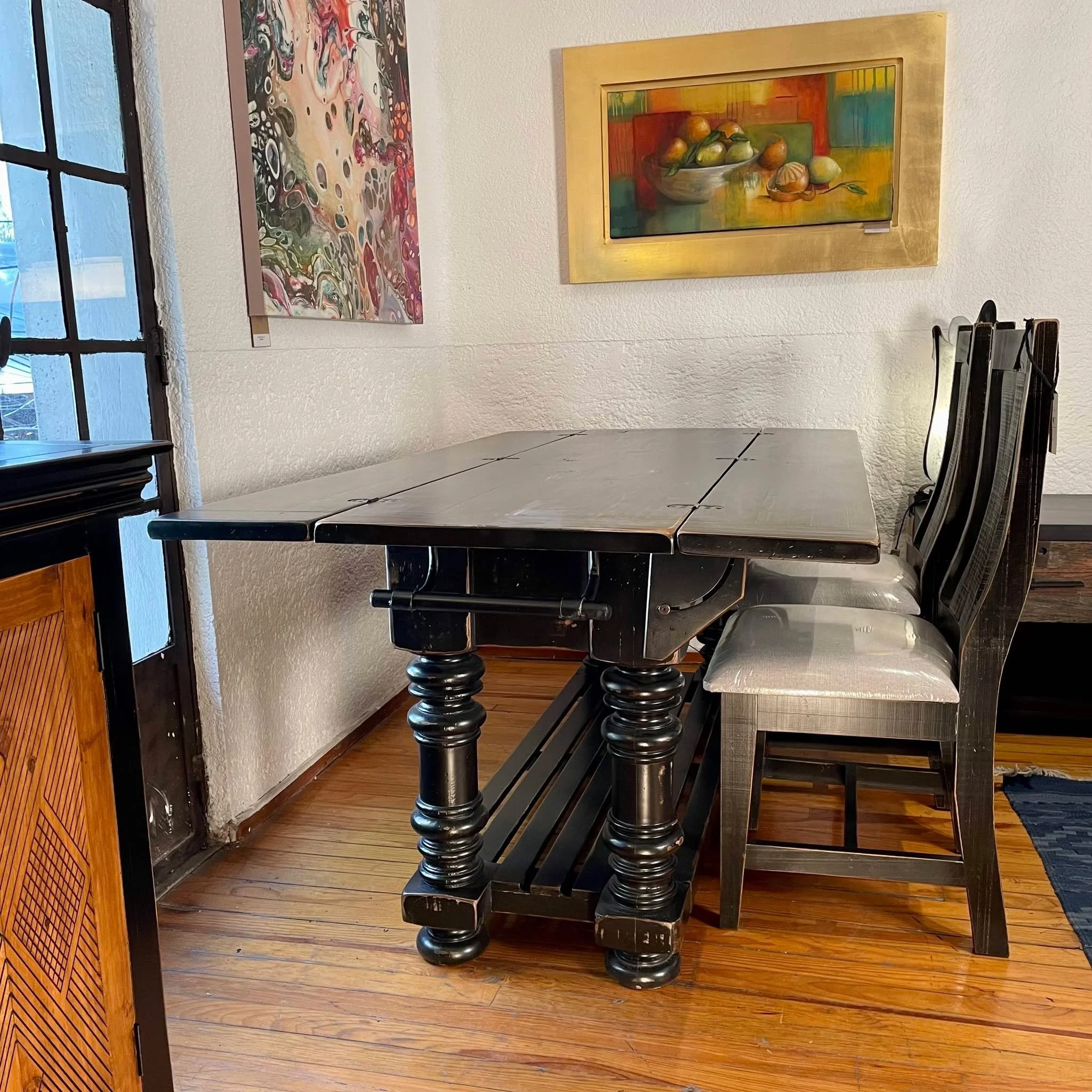 Funcionalidad y estilo en una sola pieza ✨

La Isla - Mesa Plegable de dise&ntilde;o cl&aacute;sico est&aacute; pensada para adaptarse a tu d&iacute;a a d&iacute;a. &Uacute;sala como isla de trabajo y en segundos convi&eacute;rtela en una mesa para c