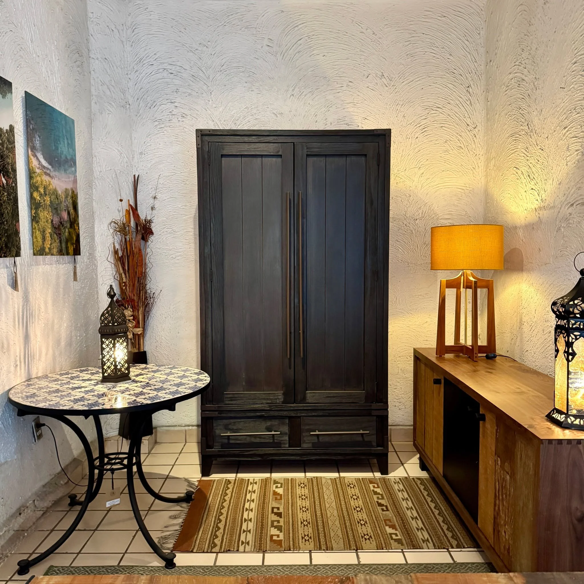 El Armario Retro combina dise&ntilde;o atemporal con funcionalidad, ideal para darle personalidad a cualquier espacio. Fabricado en madera de pino estufada, con herrajes y detalles de acero que resaltan su car&aacute;cter &uacute;nico.

En su interio