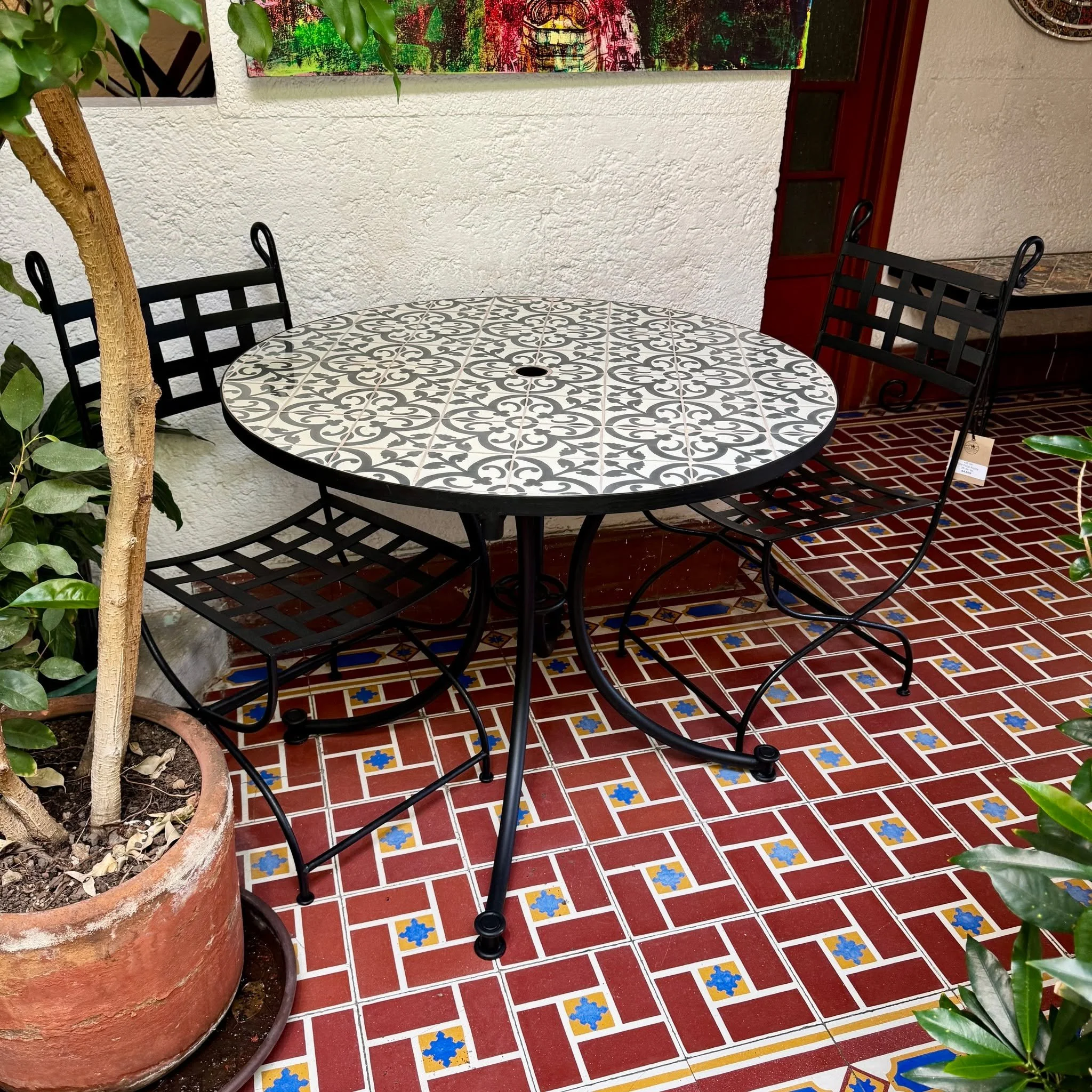 Un toque artesanal que transforma cualquier espacio ✨

La Mesa Talavera en blanco y gris destaca por su dise&ntilde;o elegante y sus mosaicos hechos a mano, creando una pieza &uacute;nica llena de estilo y tradici&oacute;n. Ideal para terrazas, balco