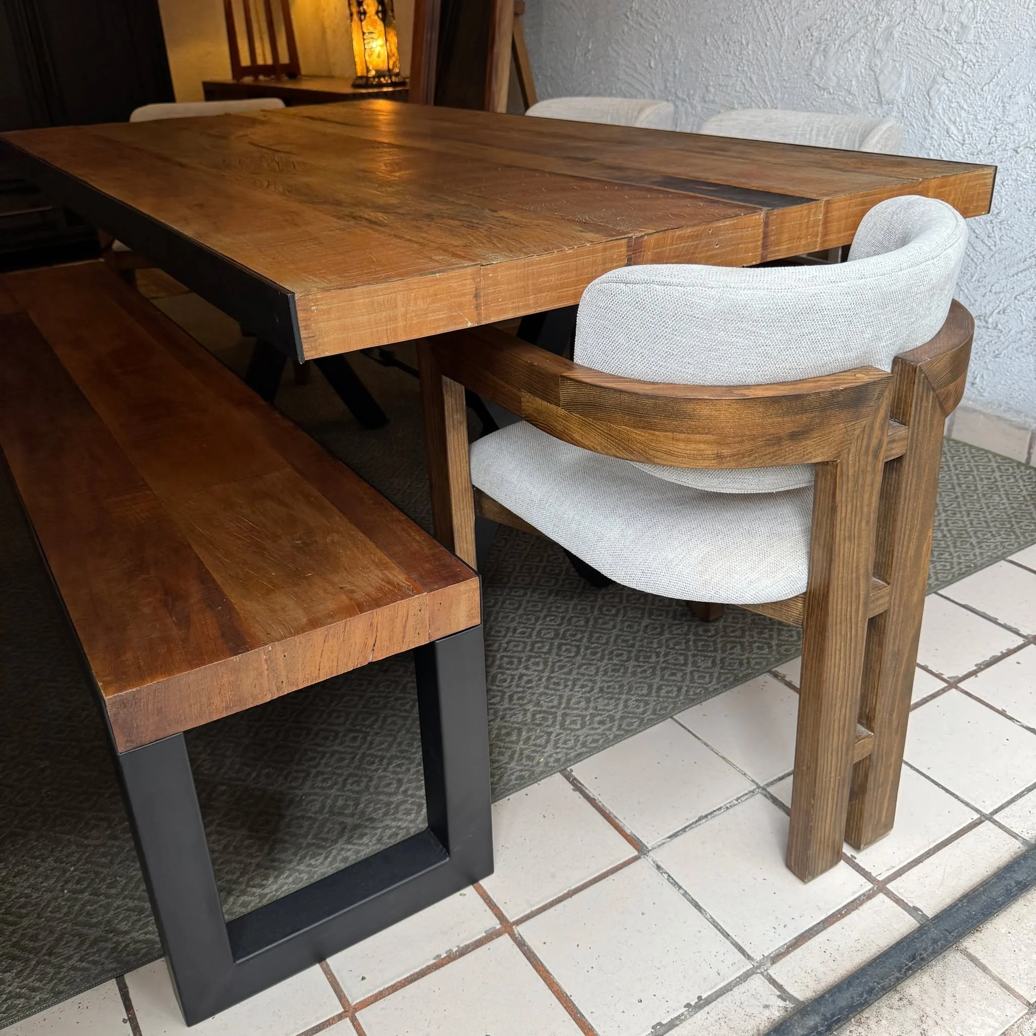 Dise&ntilde;o que se adapta a tu estilo ✨

La Silla Nybro combina la calidez de la madera con la versatilidad de elegir la tela perfecta para tu espacio. Su dise&ntilde;o limpio y contempor&aacute;neo la hace ideal para comedores, salas o cualquier r