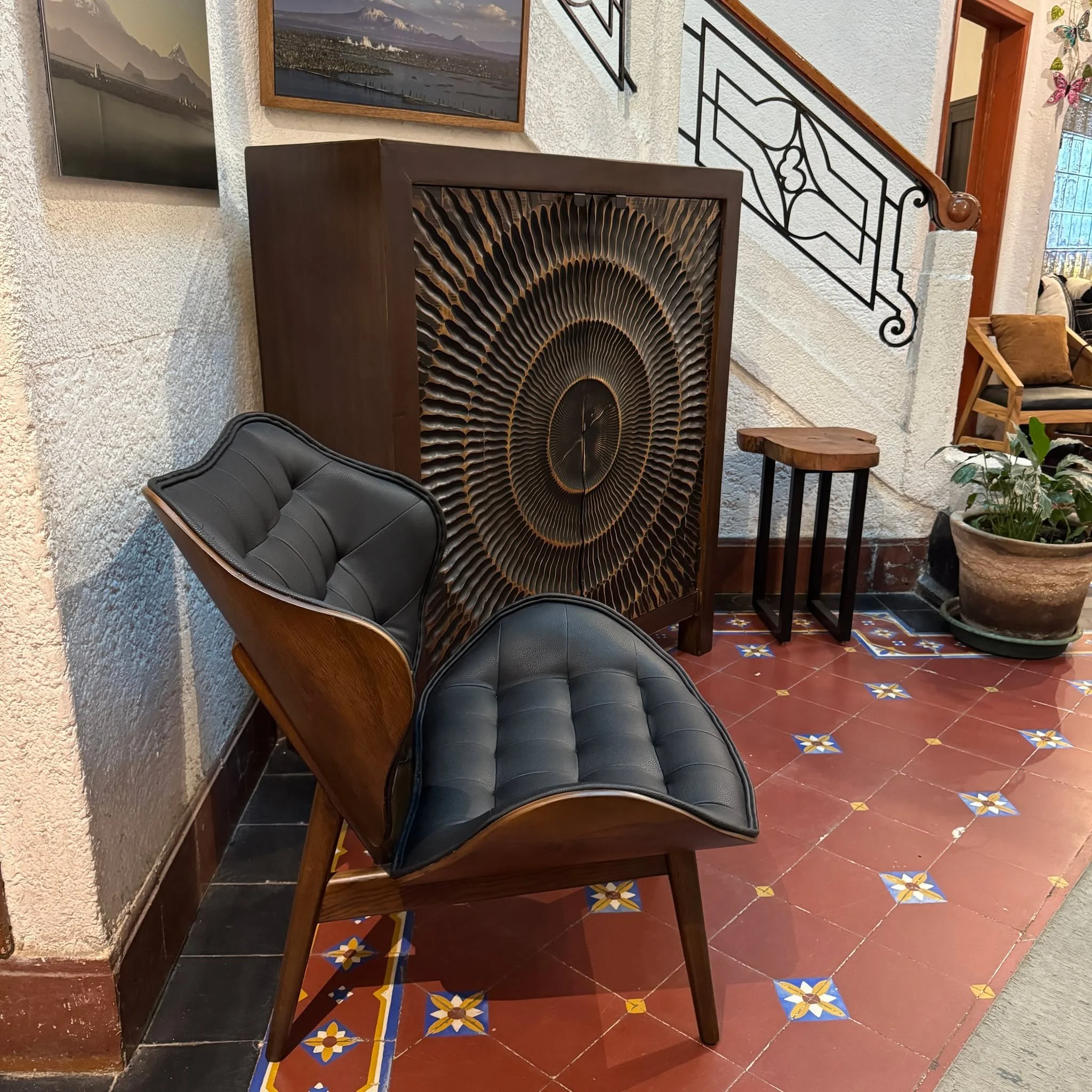 Bar Sol ✨

El equilibrio perfecto entre dise&ntilde;o y funcionalidad.
Nuestro Bar Sol destaca por su estilo contempor&aacute;neo y su incre&iacute;ble capacidad de almacenamiento para botellas, copas y vasos.

Fabricado en madera de pino en un elega