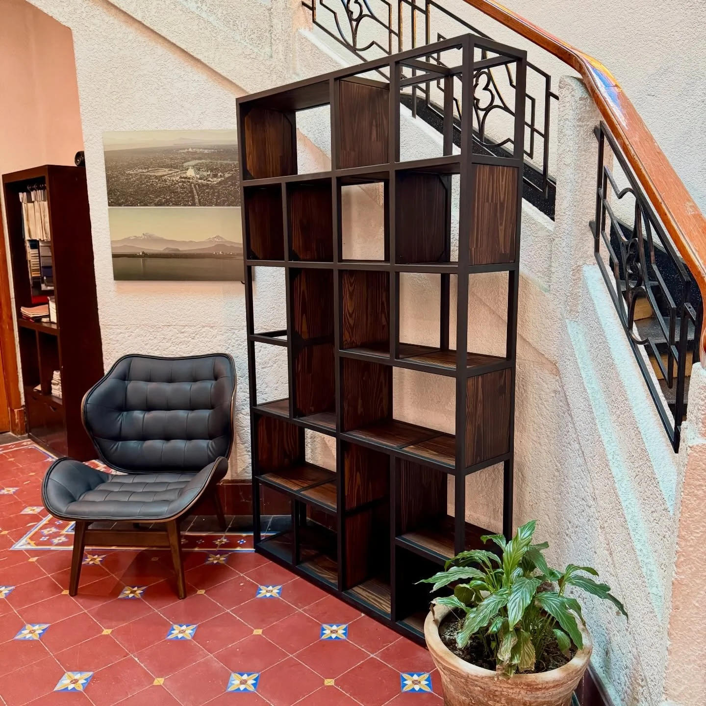 Eleva tu espacio con car&aacute;cter y funcionalidad ✨

El Librero Industrial combina la resistencia del acero con la calidez del pino s&oacute;lido en tono nogal, logrando un dise&ntilde;o moderno con esencia industrial que se adapta a cualquier amb