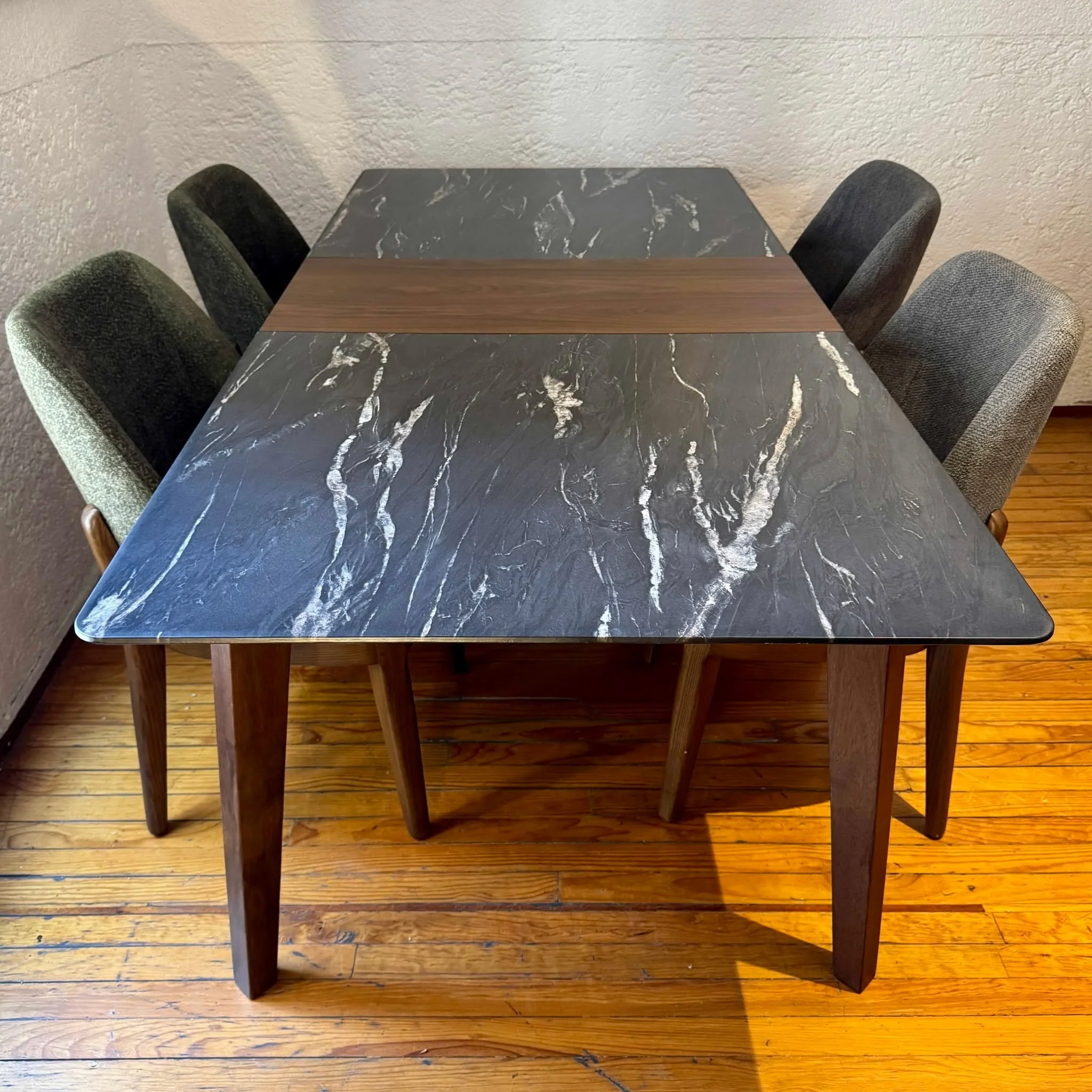 Mesa Expandible Nayarit

Elegancia y funcionalidad en un solo dise&ntilde;o. Cuenta con cubierta tipo m&aacute;rmol y base de madera en tono nogal, ideal para dar un toque moderno a tu comedor.

Se adapta f&aacute;cilmente de 6 a 8 personas gracias a