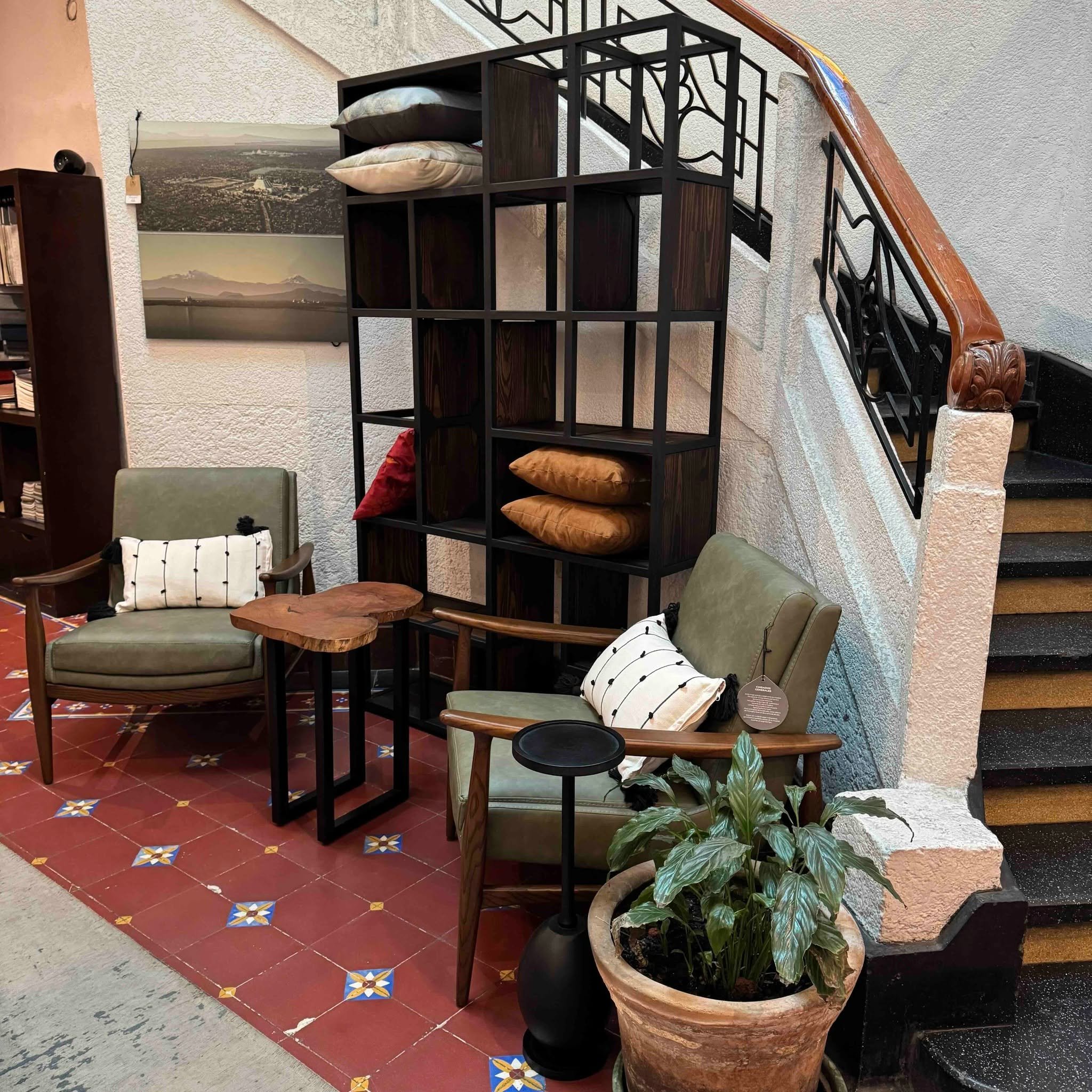 Dale car&aacute;cter a tu espacio con piezas que combinan dise&ntilde;o y funcionalidad ✨

🪑 Sill&oacute;n Tijuana
Elegancia y comodidad en vinipiel verde, ideal para acentuar cualquier rinc&oacute;n.
Medidas: 75 &times; 68 &times; 81 cm
Precio: $12