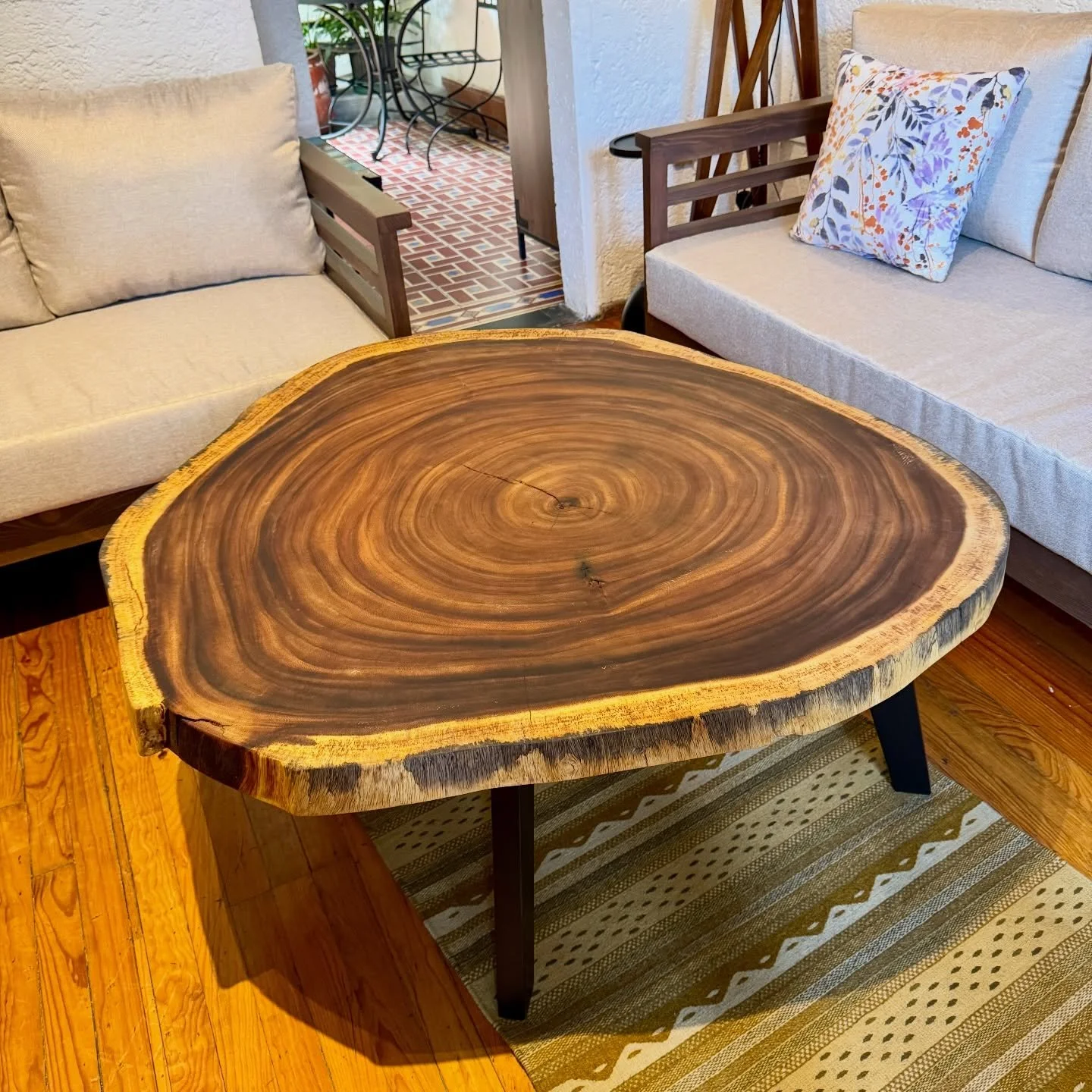✨ Pieza &uacute;nica que roba miradas ✨

La Mesa de Centro Marqu&eacute;s no es solo un mueble, es el protagonista de tu sala.
Dise&ntilde;o contempor&aacute;neo + madera de parota s&oacute;lida = elegancia que se siente.

🔥 15% de descuento
Porque 