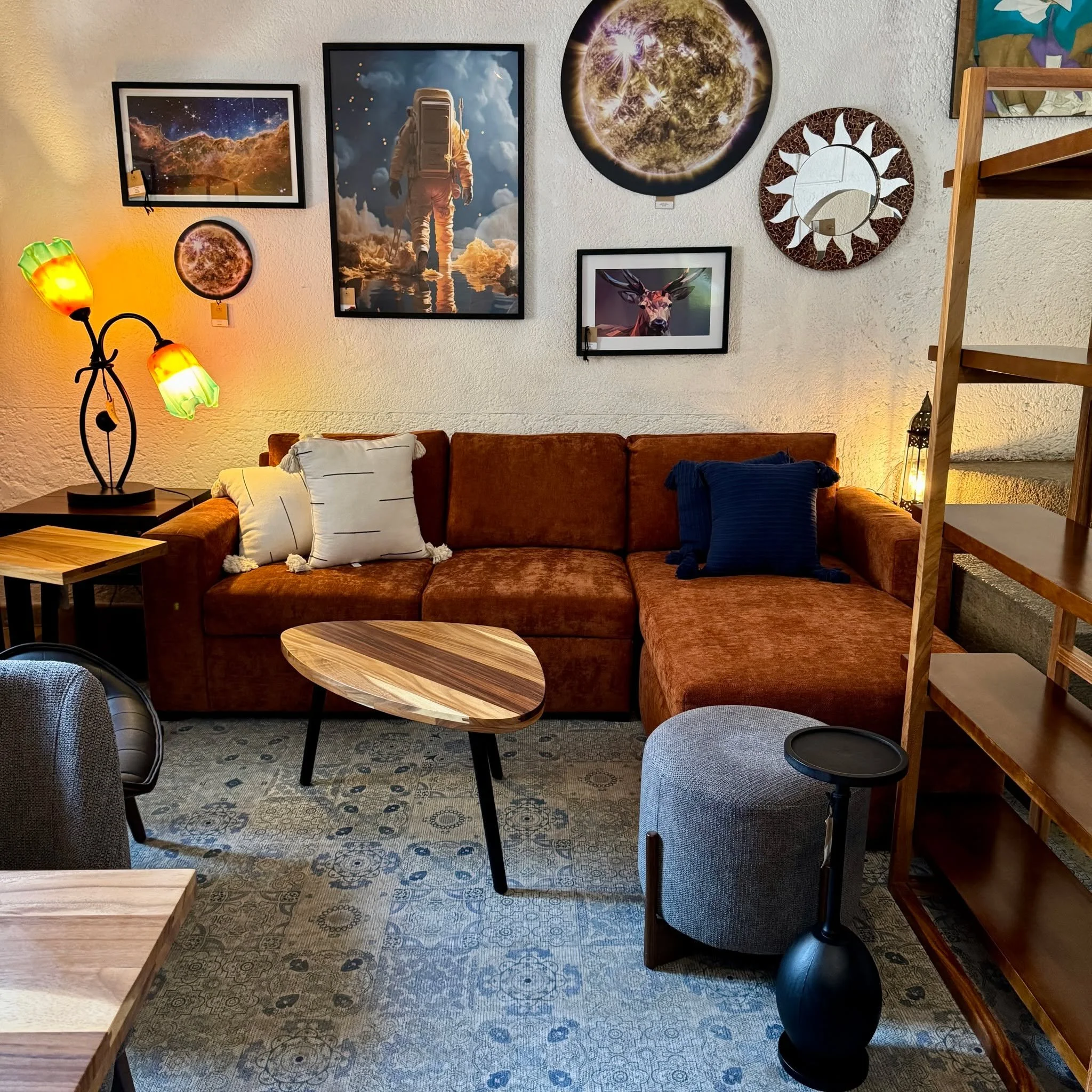 Las mesas de centro en parota llegan a robarse todas las miradas (s&iacute;, incluso m&aacute;s que tu TV )
Nuestras salas 100% personalizables se dise&ntilde;an contigo, para que encajen perfecto con tu estilo y tu espacio.

&iquest;Minimalista? &iq