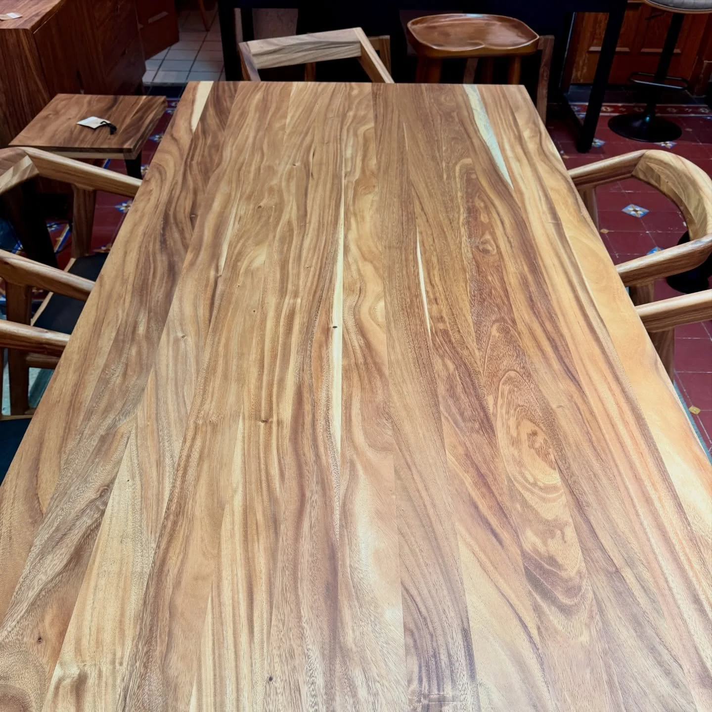 ✨ La mesa donde nacen las mejores historias ✨

La Mesa Oaxaca no es solo un comedor&hellip; es el punto de encuentro.
Con sus 217 x 110 cm, est&aacute; lista para reunir hasta 8 personas y convertir cualquier comida en un momento especial.

🌿 Fabric